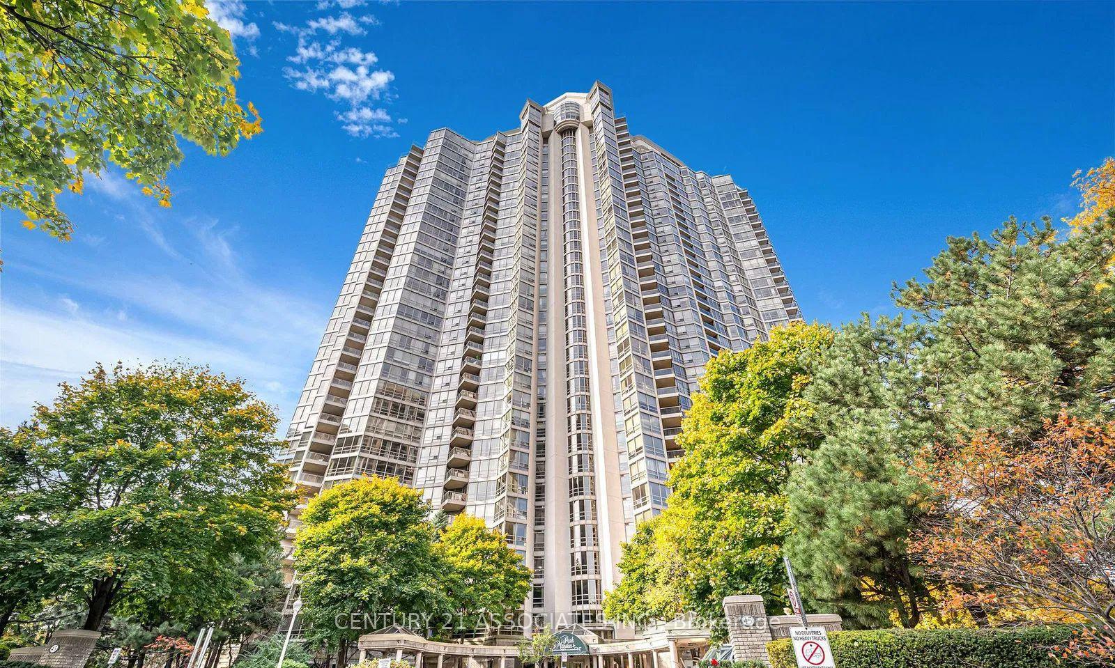 3 Bedrooms Condo at 45 Kingsbridge Garden, Mississauga For sale