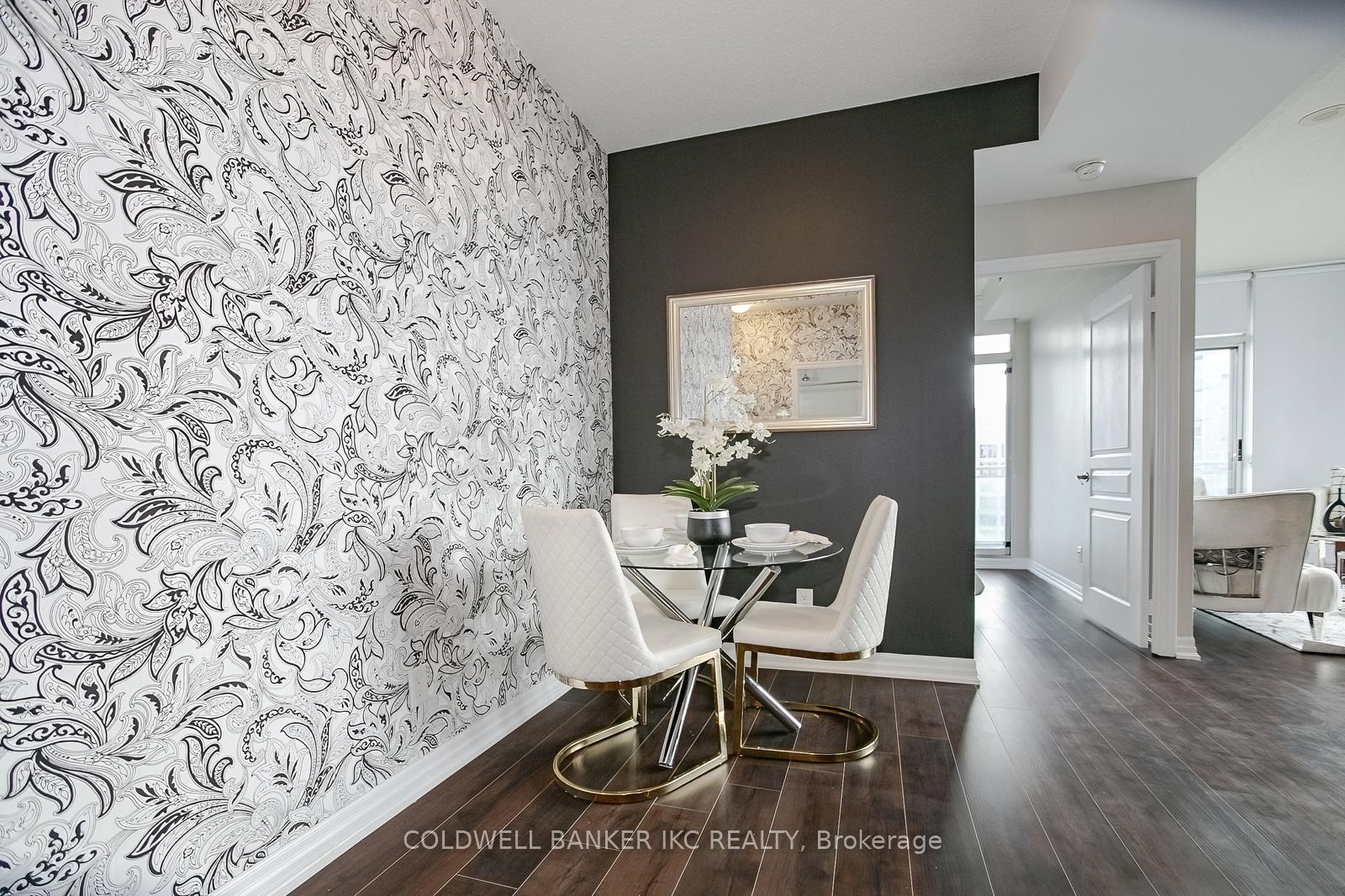 2 Bedrooms Condo at 223 Webb, Mississauga For sale