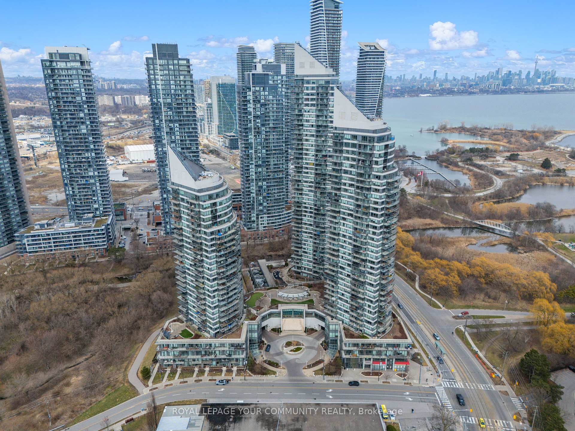 2 Bedrooms Condo at 15 Legion, Toronto For sale