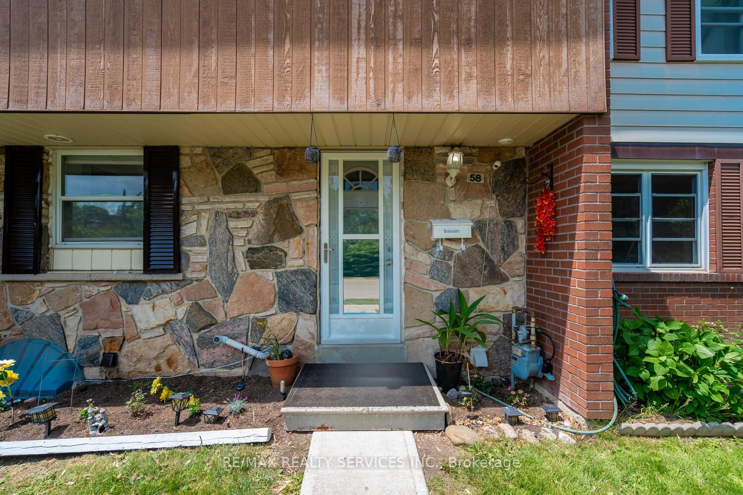 5 Bedrooms Condo at 2825 Gananoque, Mississauga For sale