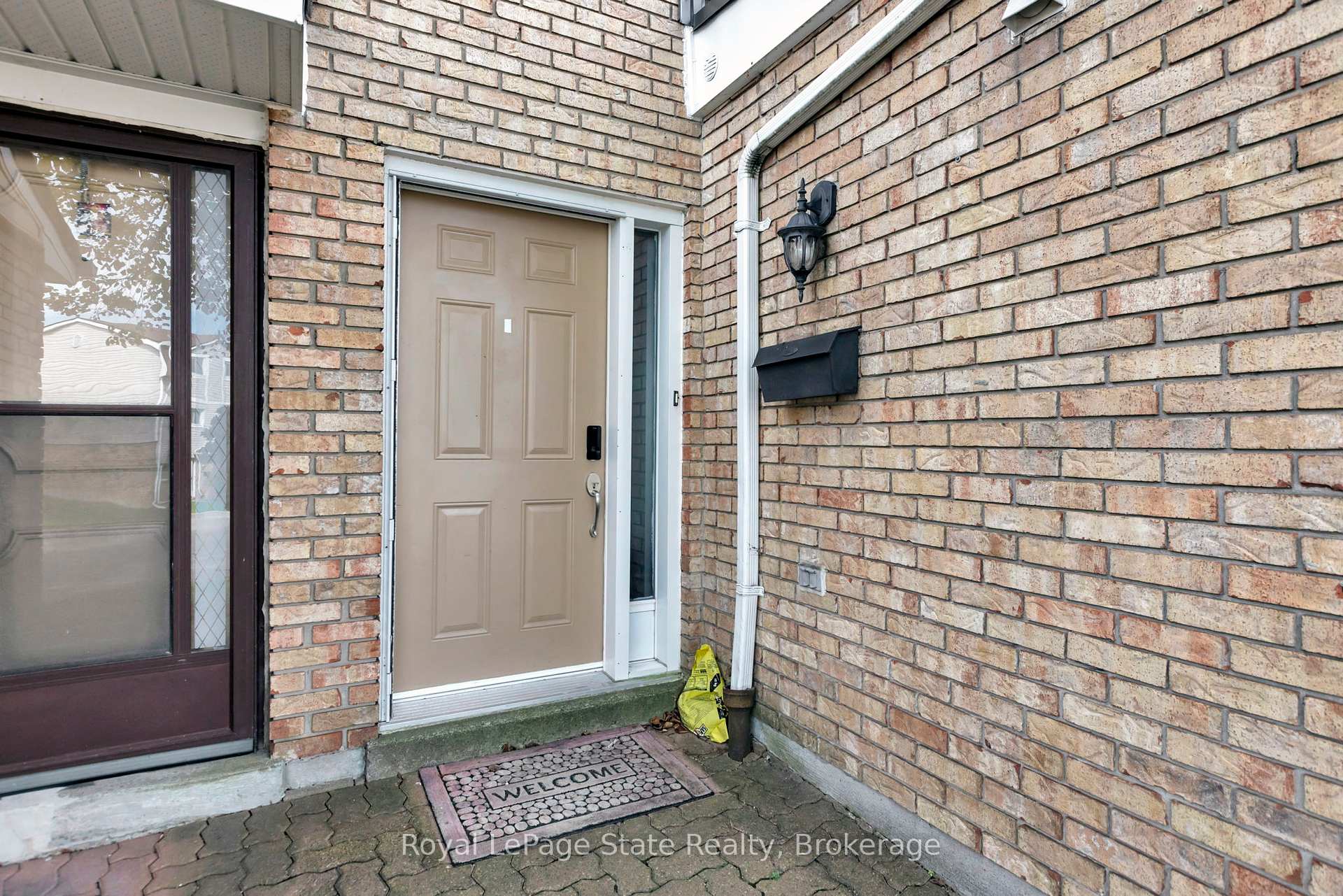 3 Bedrooms Condo at 11 Harrisford, Hamilton For sale
