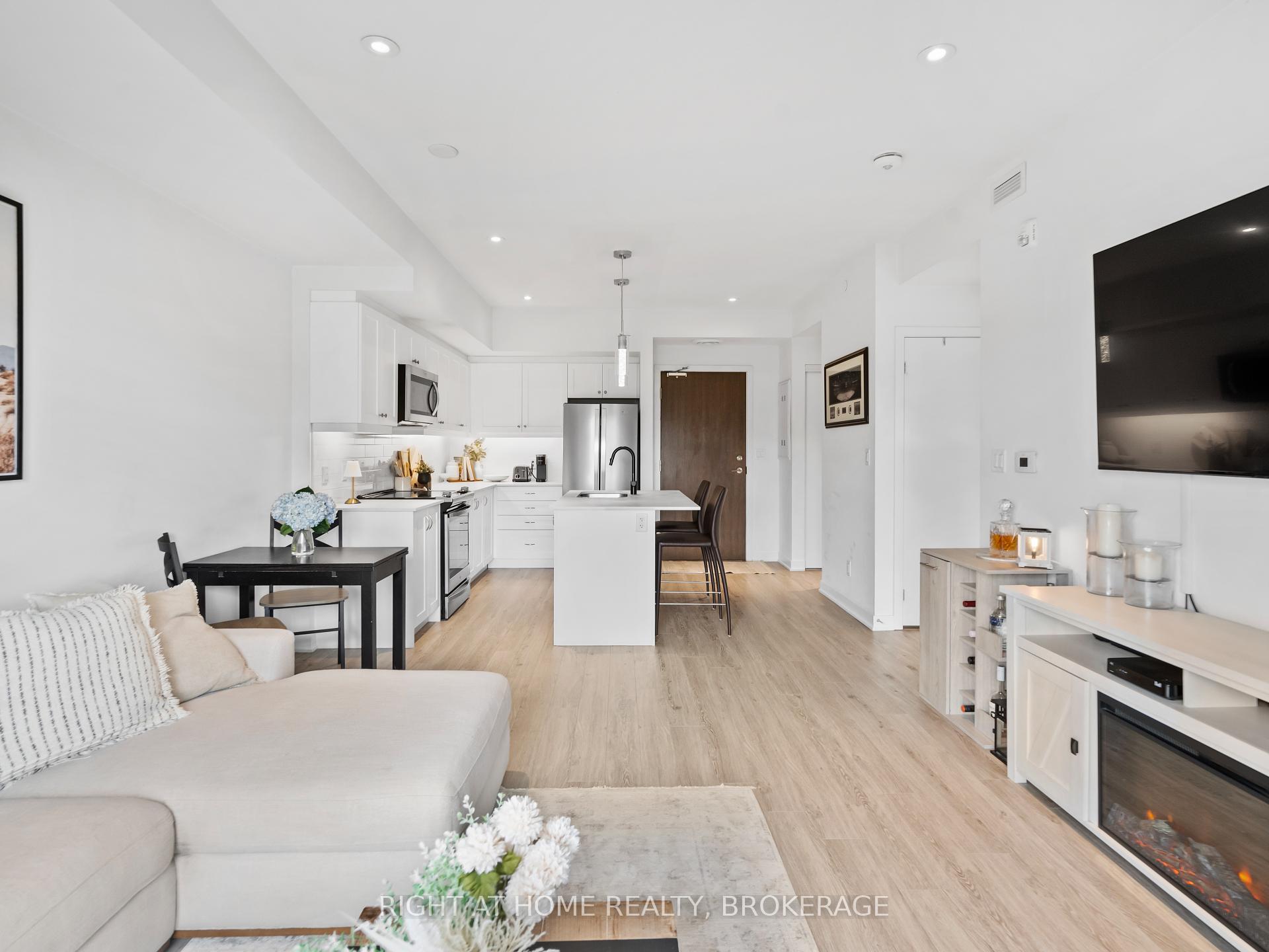 2 Bedrooms Condo at 16 Markle, Hamilton For sale