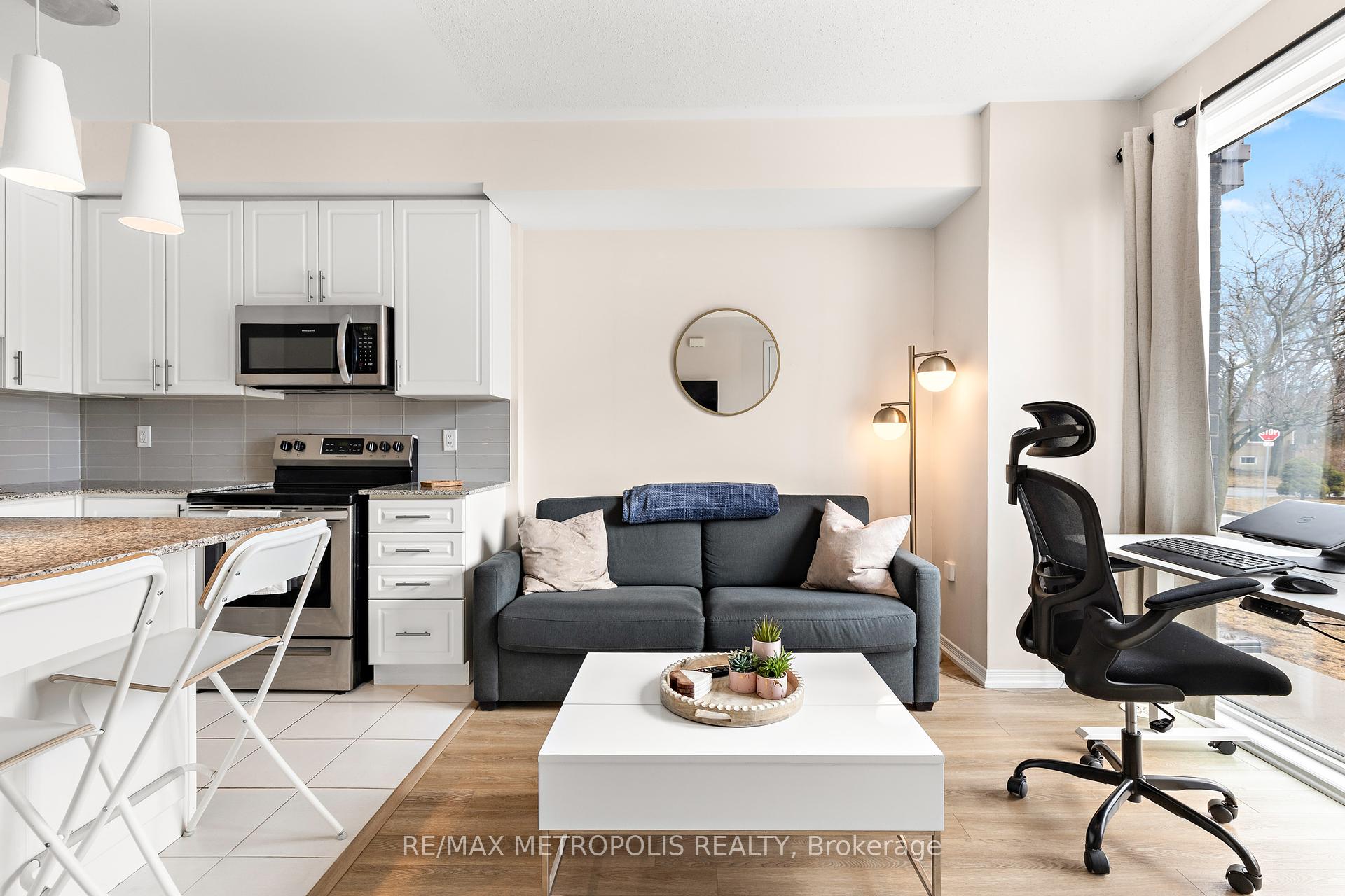 2 Bedrooms Condo at 24 Fieldway,  Toronto For sale