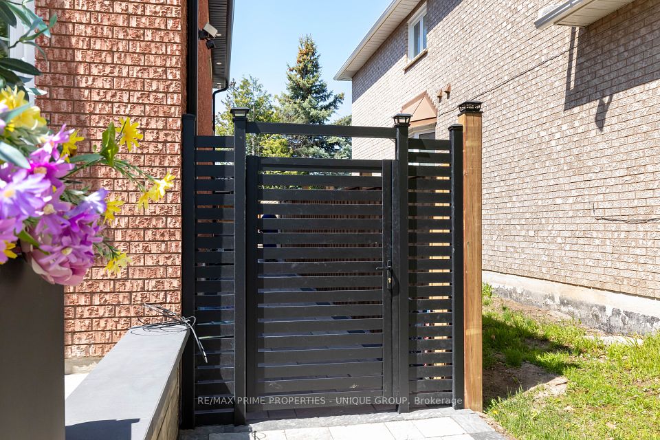 #Lower - 10 Emmett Place, Whitby, ON L1R 2B4
