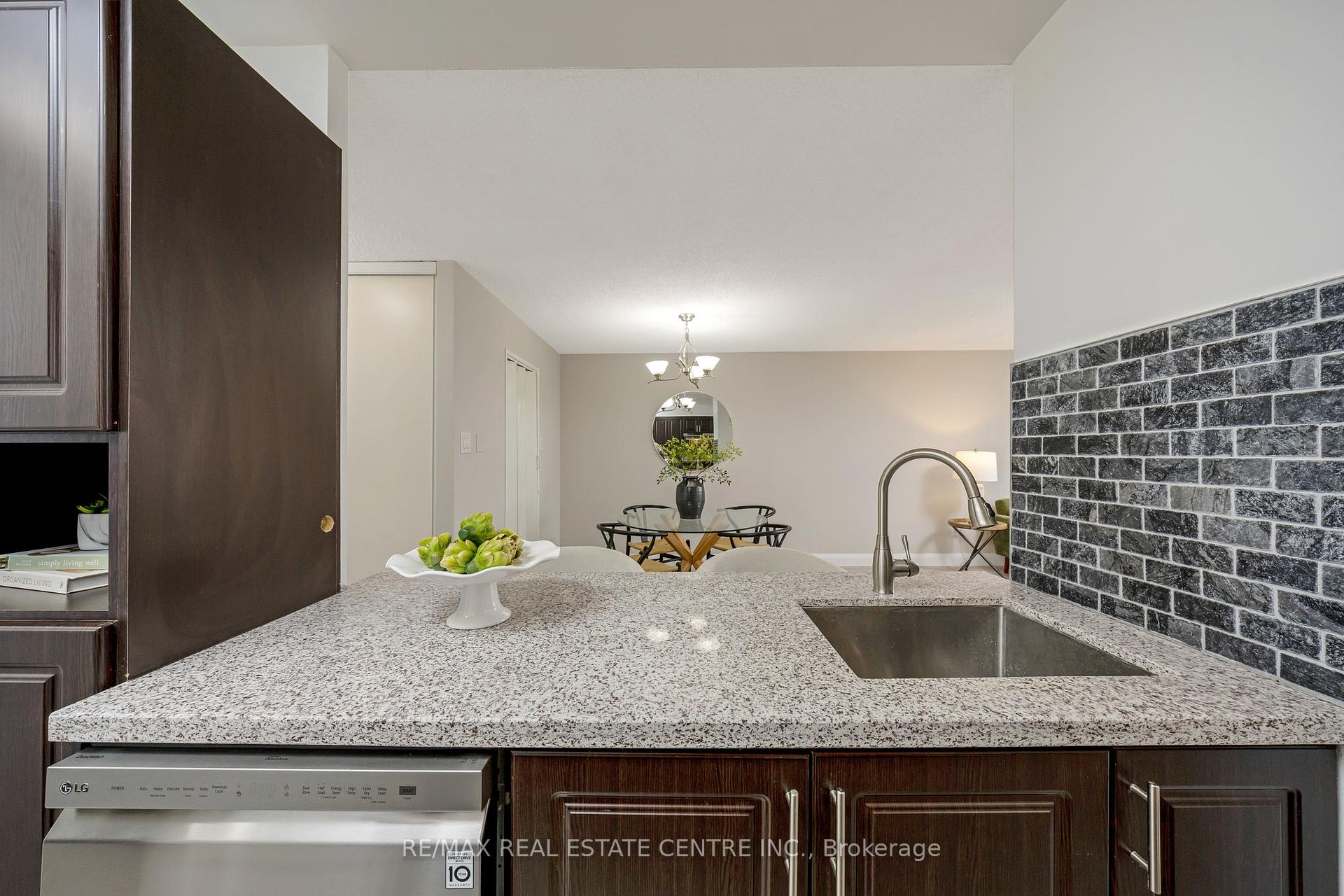 2 Bedrooms Condo at 4185 Shipp, Mississauga For sale