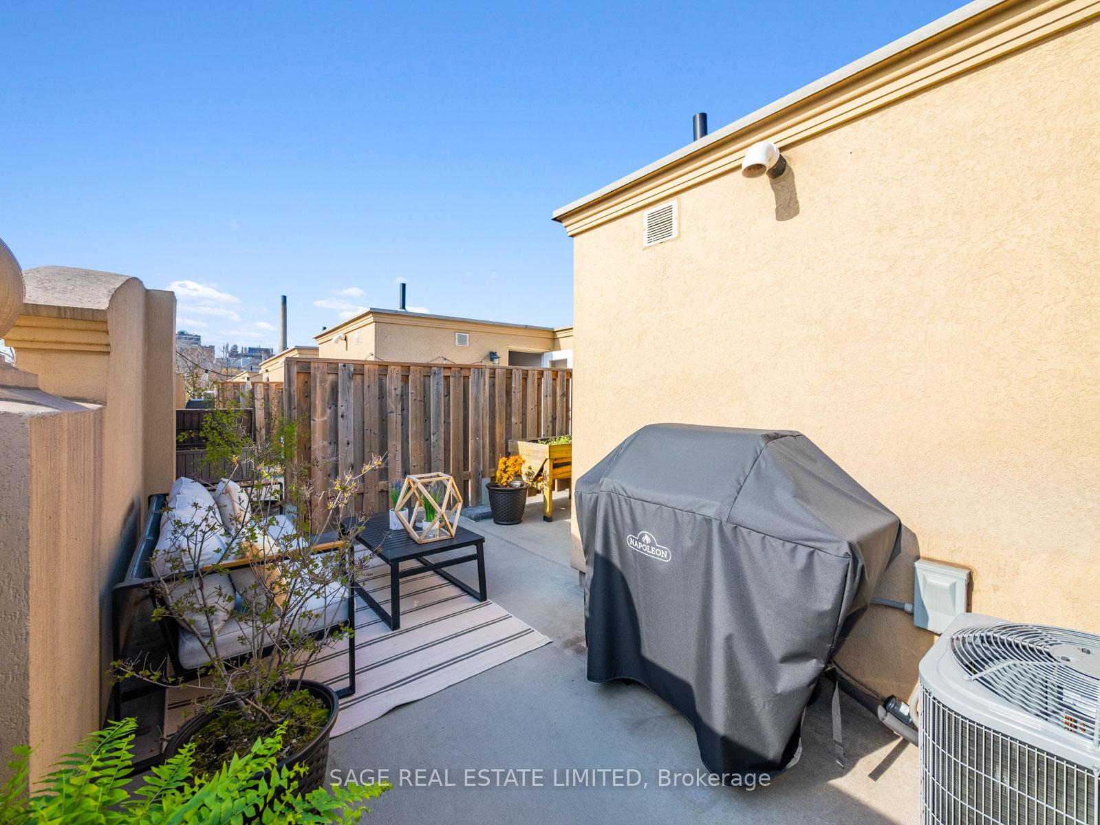 2 Bedrooms Condo at 78 Carr, Toronto For sale