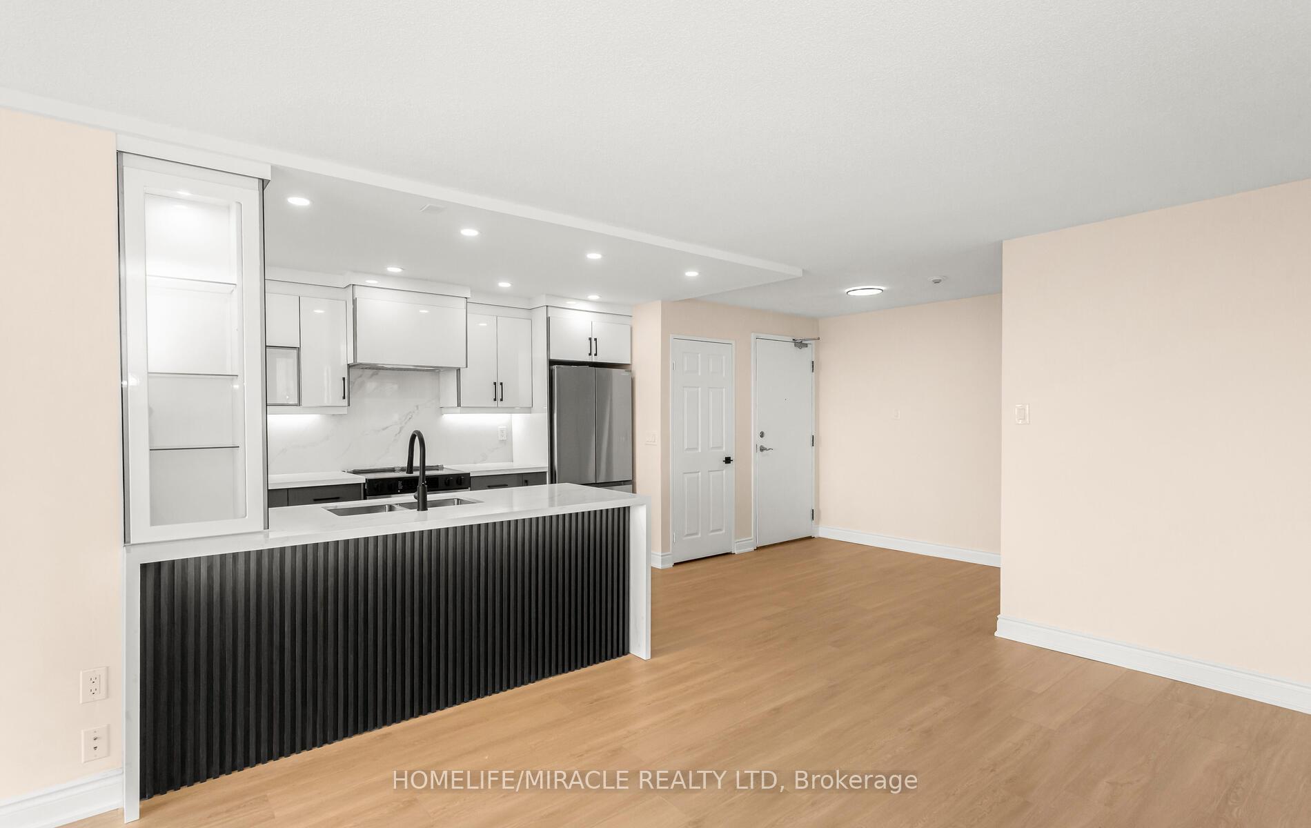 3 Bedrooms Condo at 4450 Tucana, Mississauga For sale