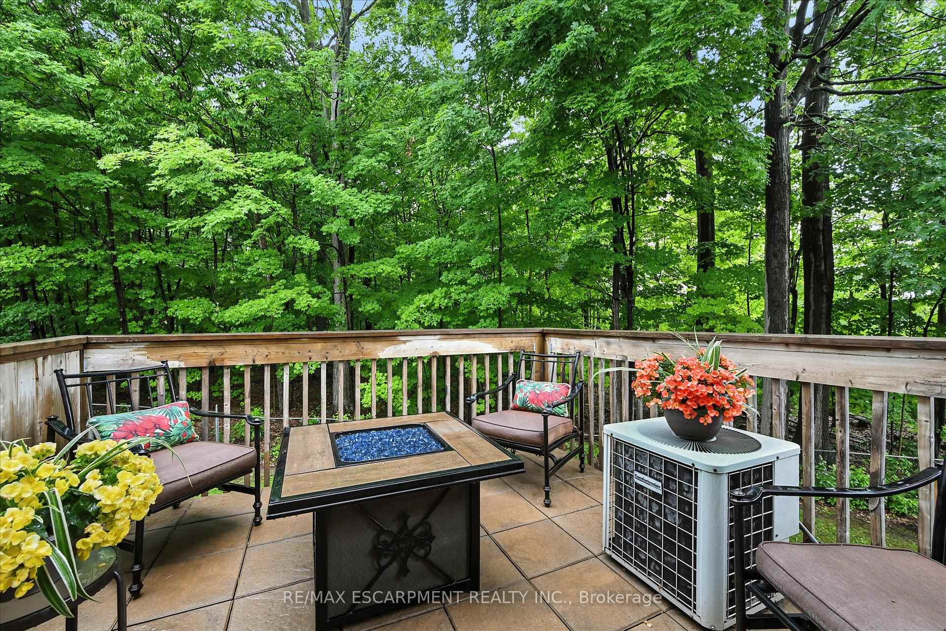 3 Bedrooms Condo at 2110 CLEAVER, Burlington For sale