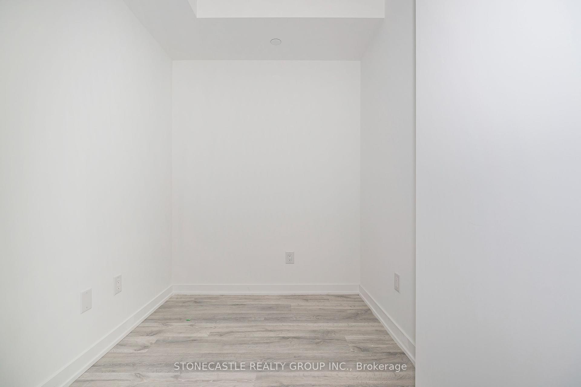 3 Bedrooms Condo at 220 Missinnihe, Mississauga For sale