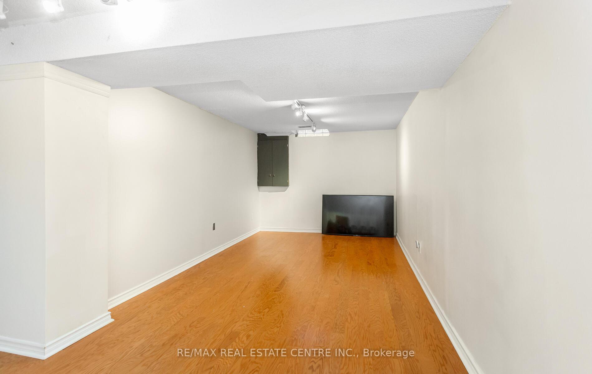 3 Bedrooms Condo at 45 Bristol,  Mississauga For sale