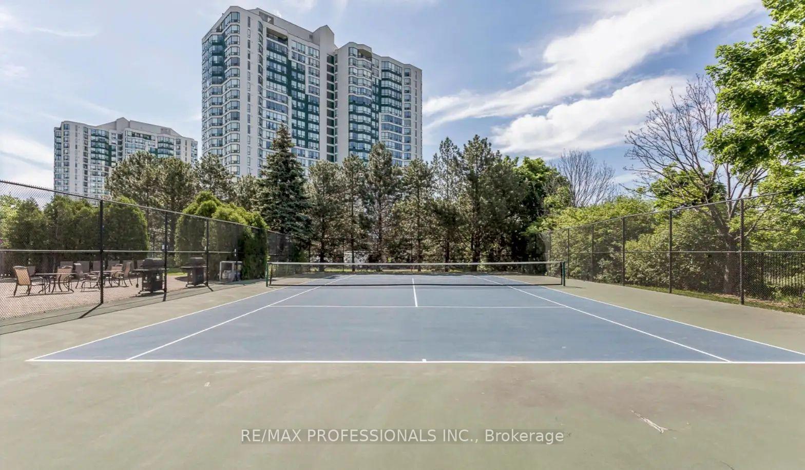 2 Bedrooms Condo at 50 Kingsbridge Garden, Mississauga For sale