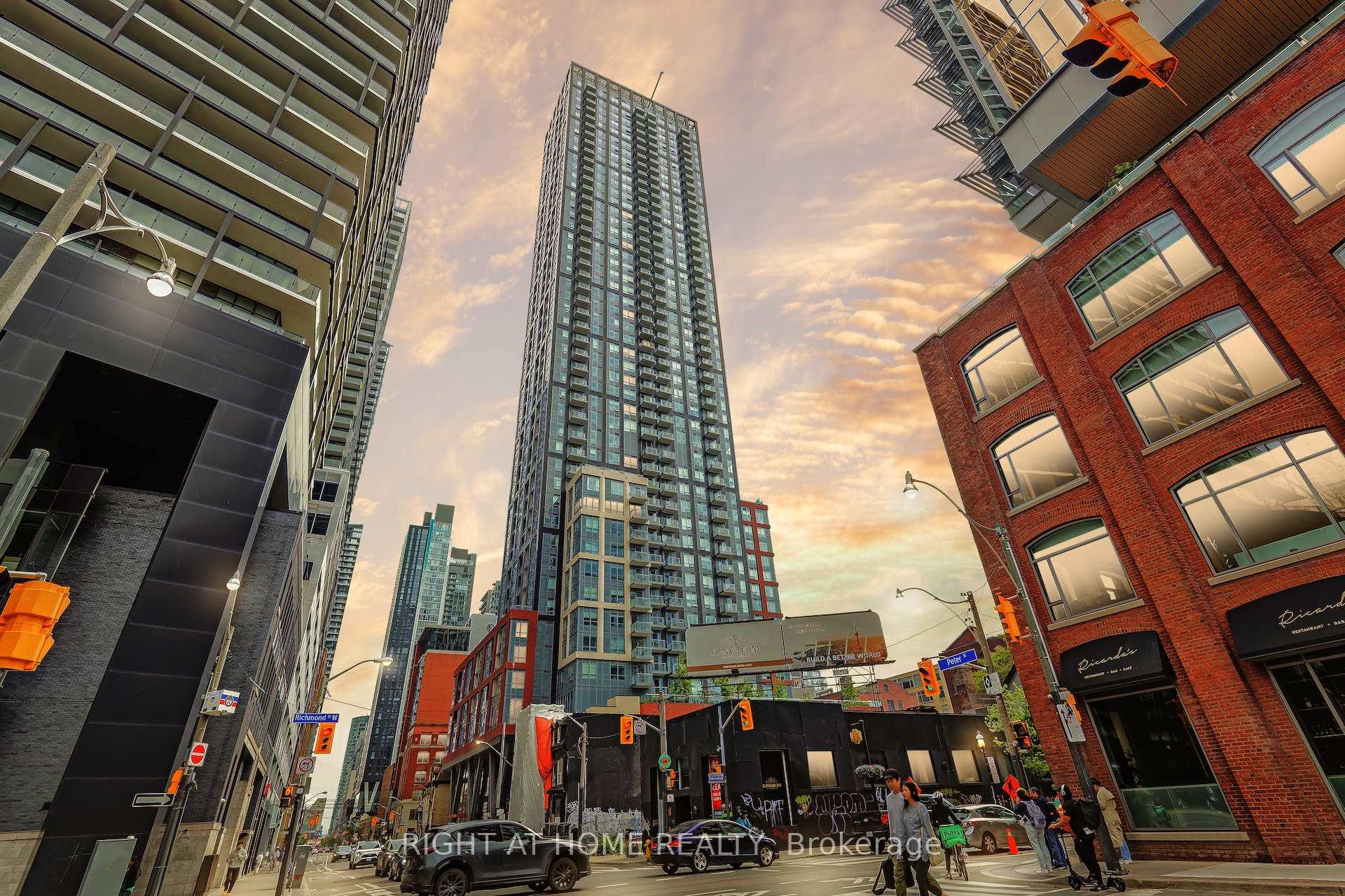 3 Bedrooms Condo at 108 Peter, Toronto For sale