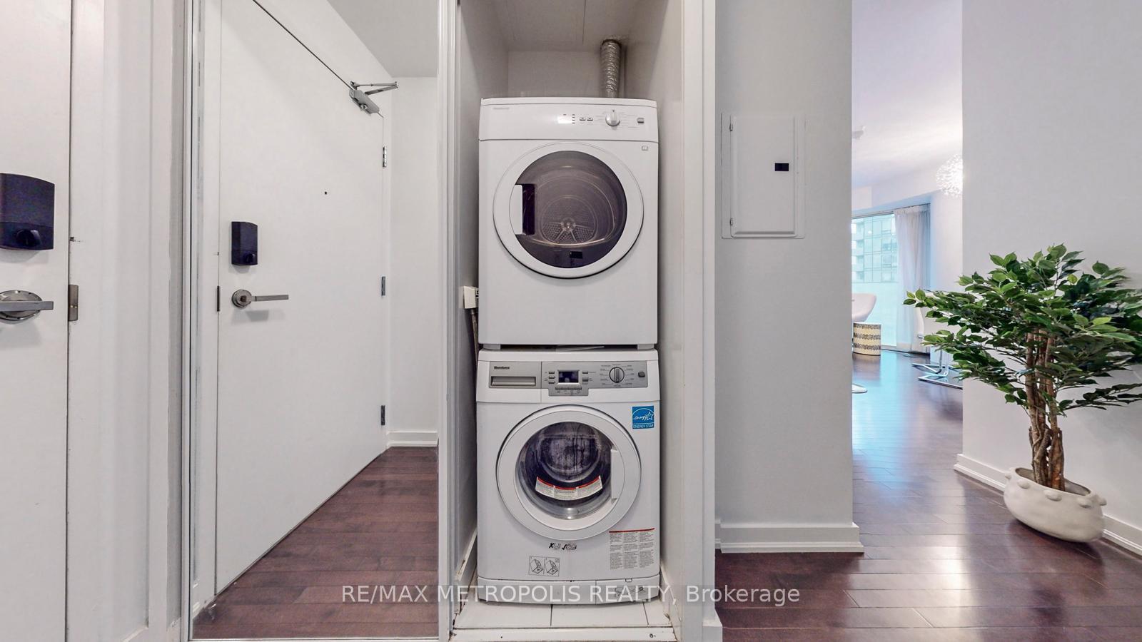 2 Bedrooms Condo at 12 York,  Toronto For sale