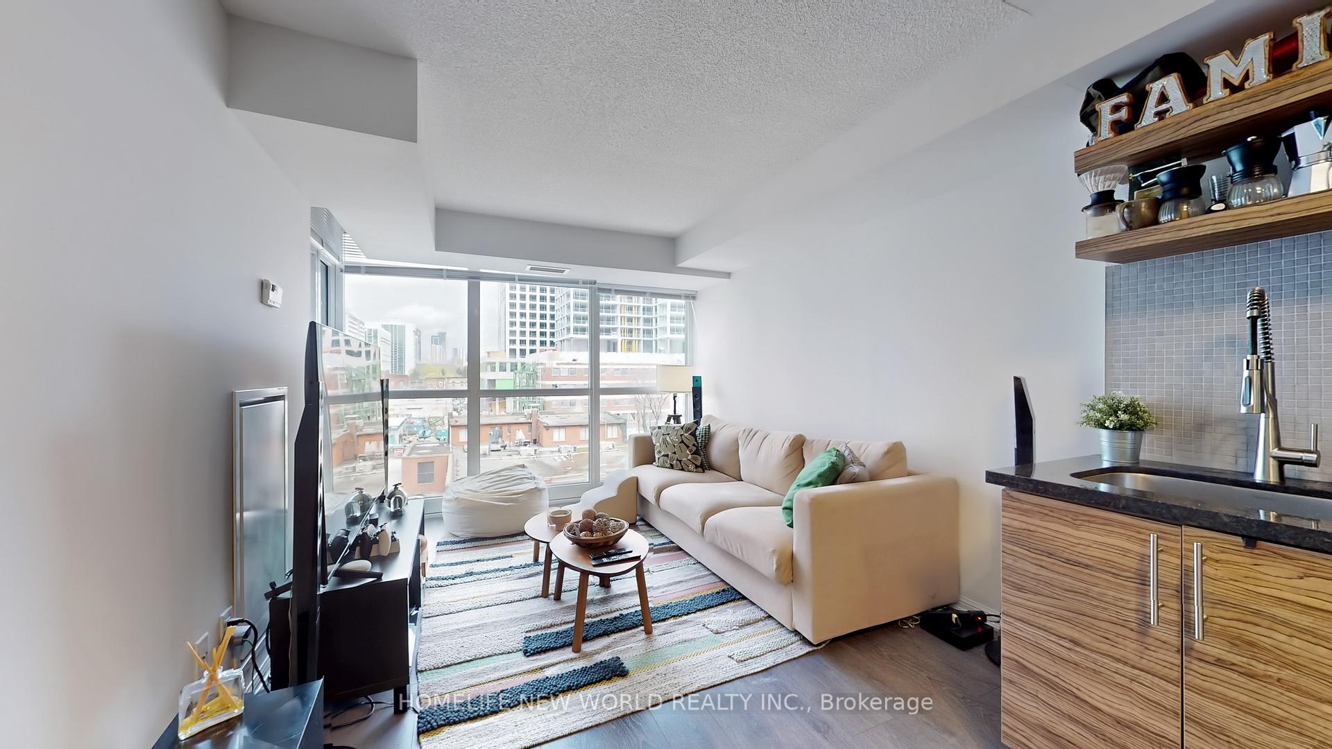 2 Bedrooms Condo at 400 Adelaide, Toronto For sale