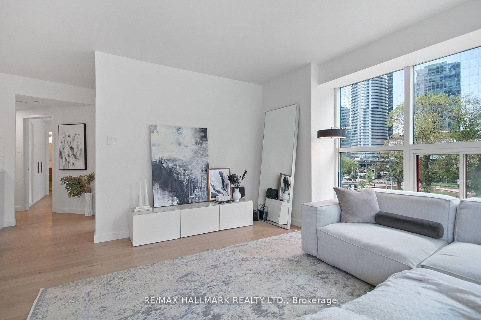 2 Bedrooms Condo at 77 Harbour, Toronto For sale