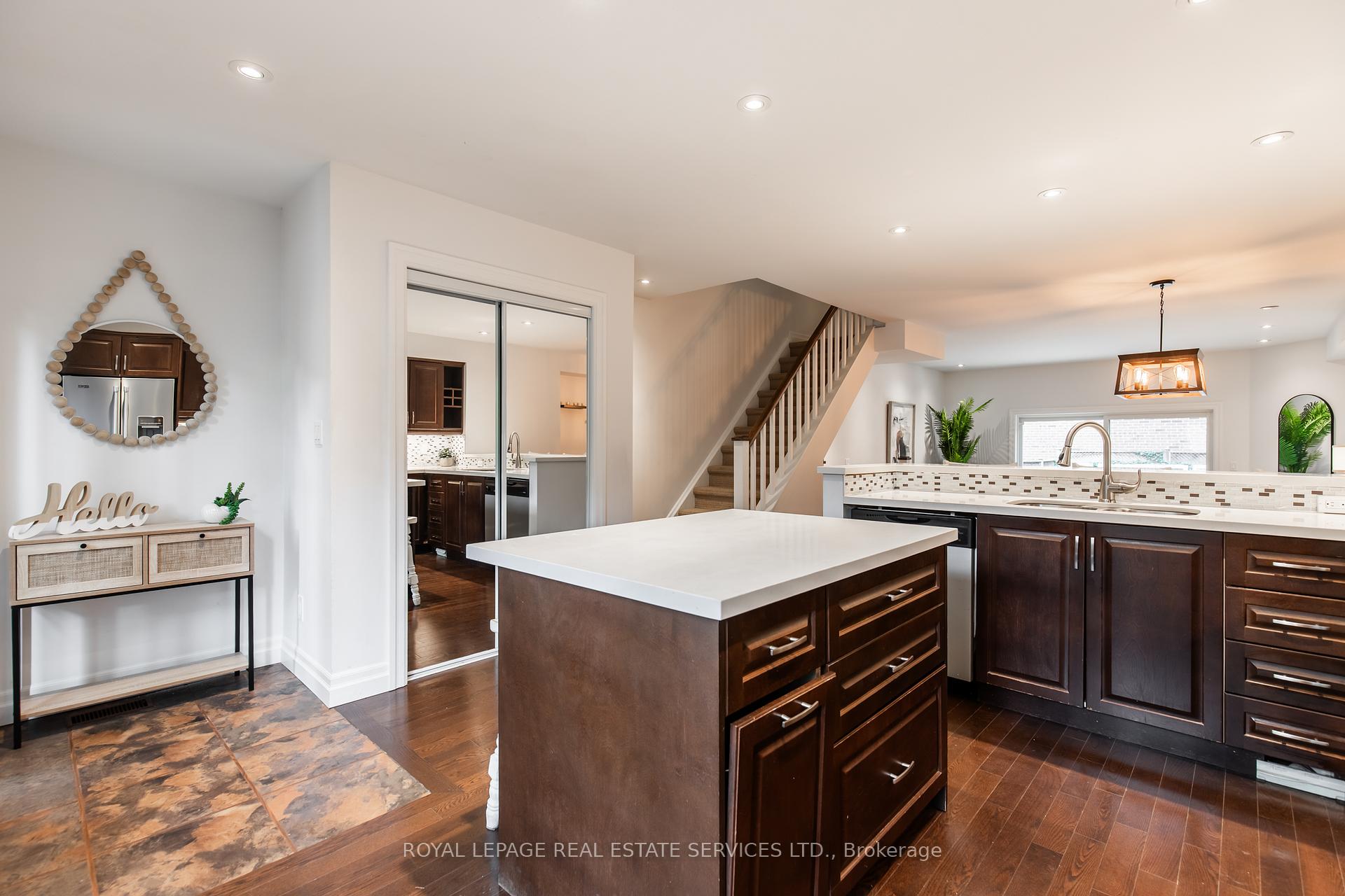 3 Bedrooms Condo at 3122 Lakeshore, Oakville For sale