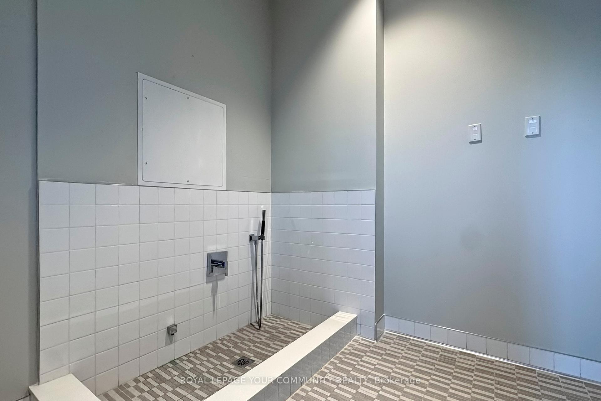 2 Bedrooms Co-op at 100 Eagle Rock, Vaughan For sale