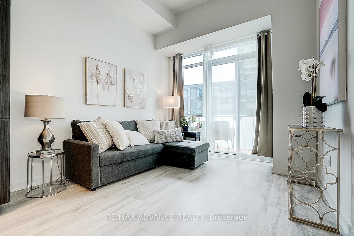 2 Bedrooms Condo at 7 Golden Lion, Toronto For sale