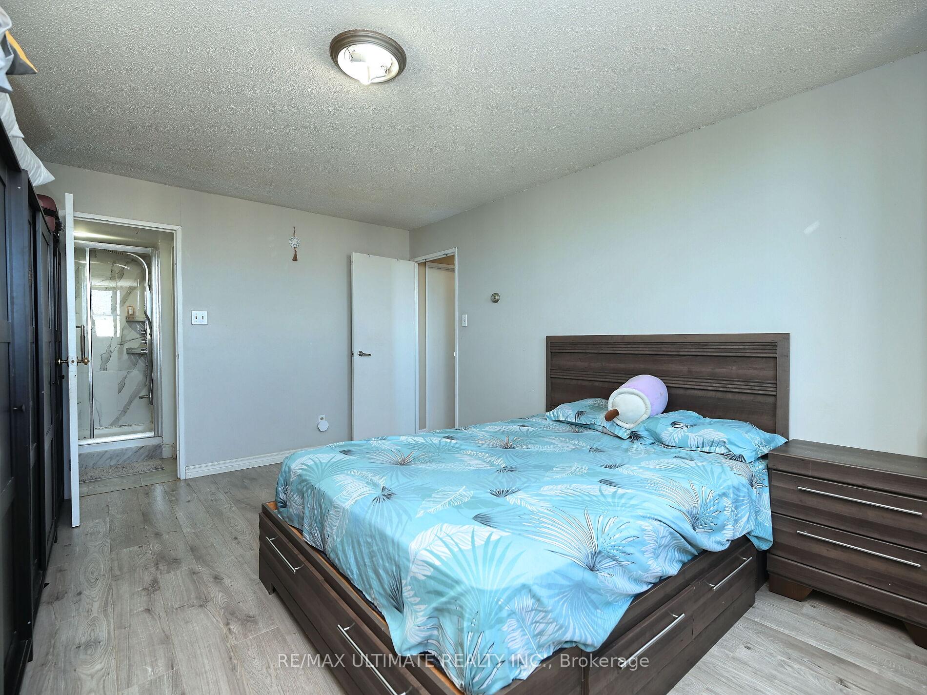 3 Bedrooms Condo at 3700 Kaneff, Mississauga For sale