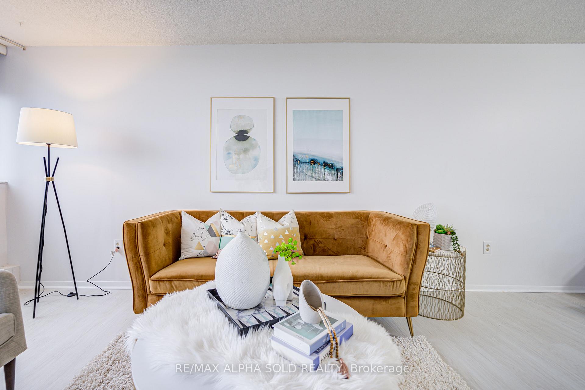 3 Bedrooms Condo at 100 Echo Point, Toronto For sale