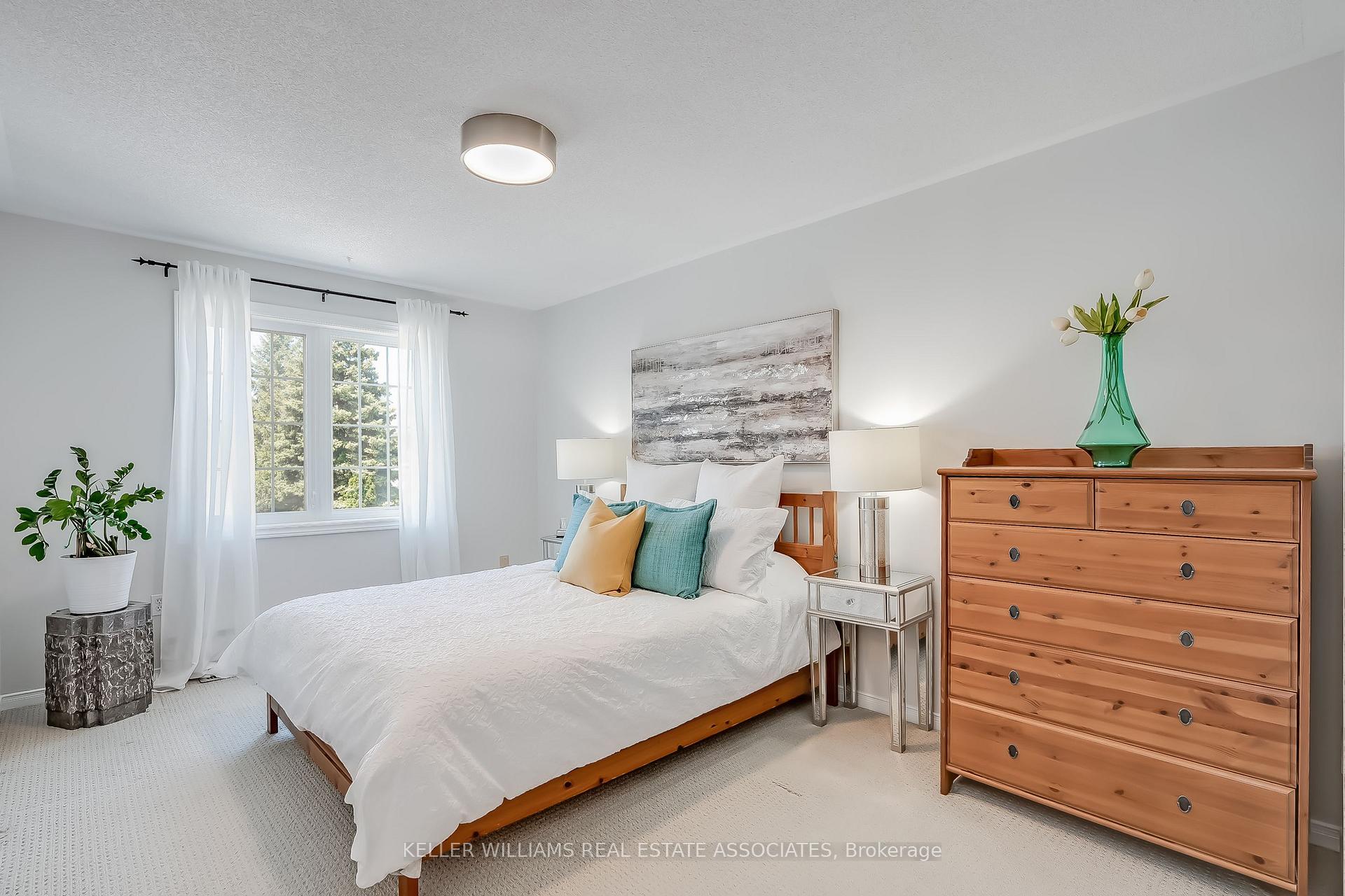 4 Bedrooms Condo at 5305 Glen Erin, Mississauga For sale