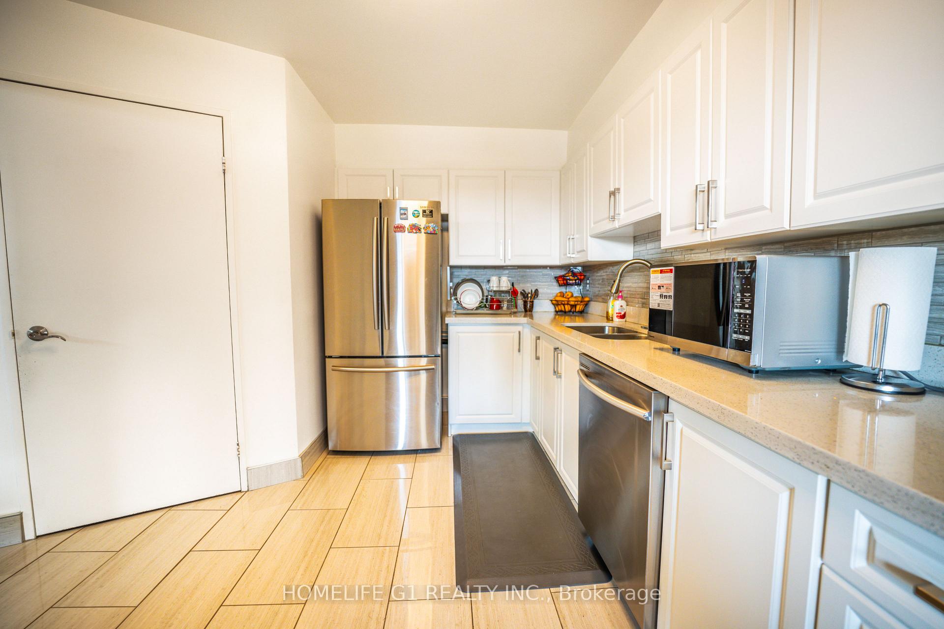 3 Bedrooms Condo at 5 Shady, Toronto For sale