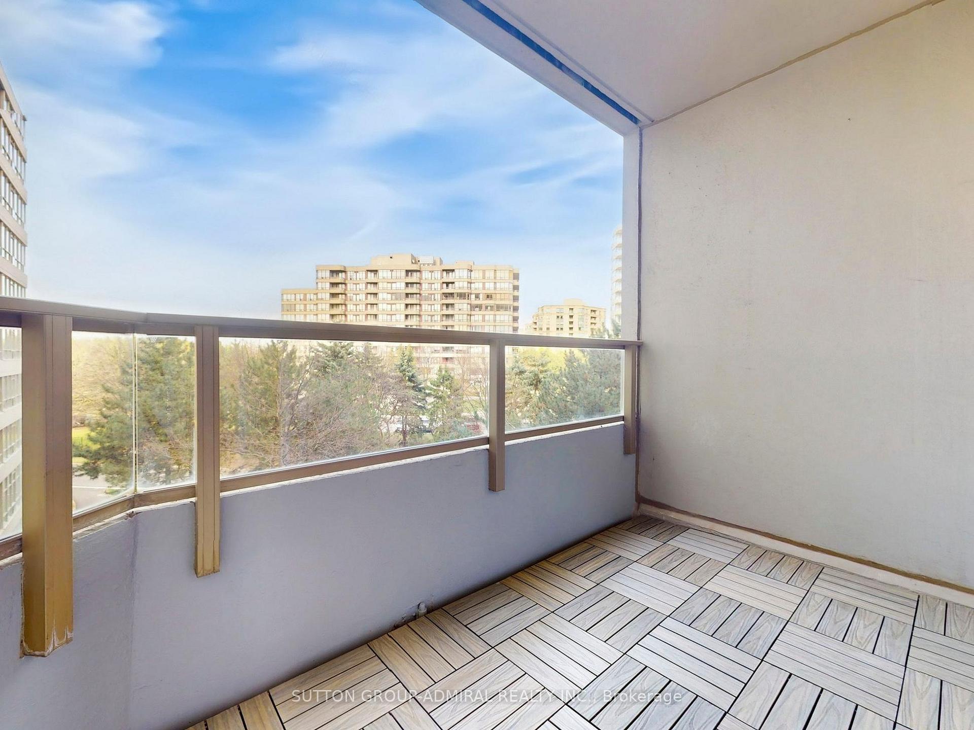 2 Bedrooms Condo at 11 Townsgate,  Vaughan For sale