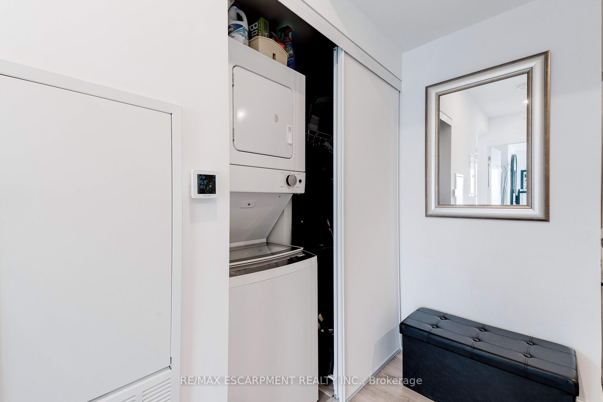 2 Bedrooms Condo at 370 Martha, Burlington For sale