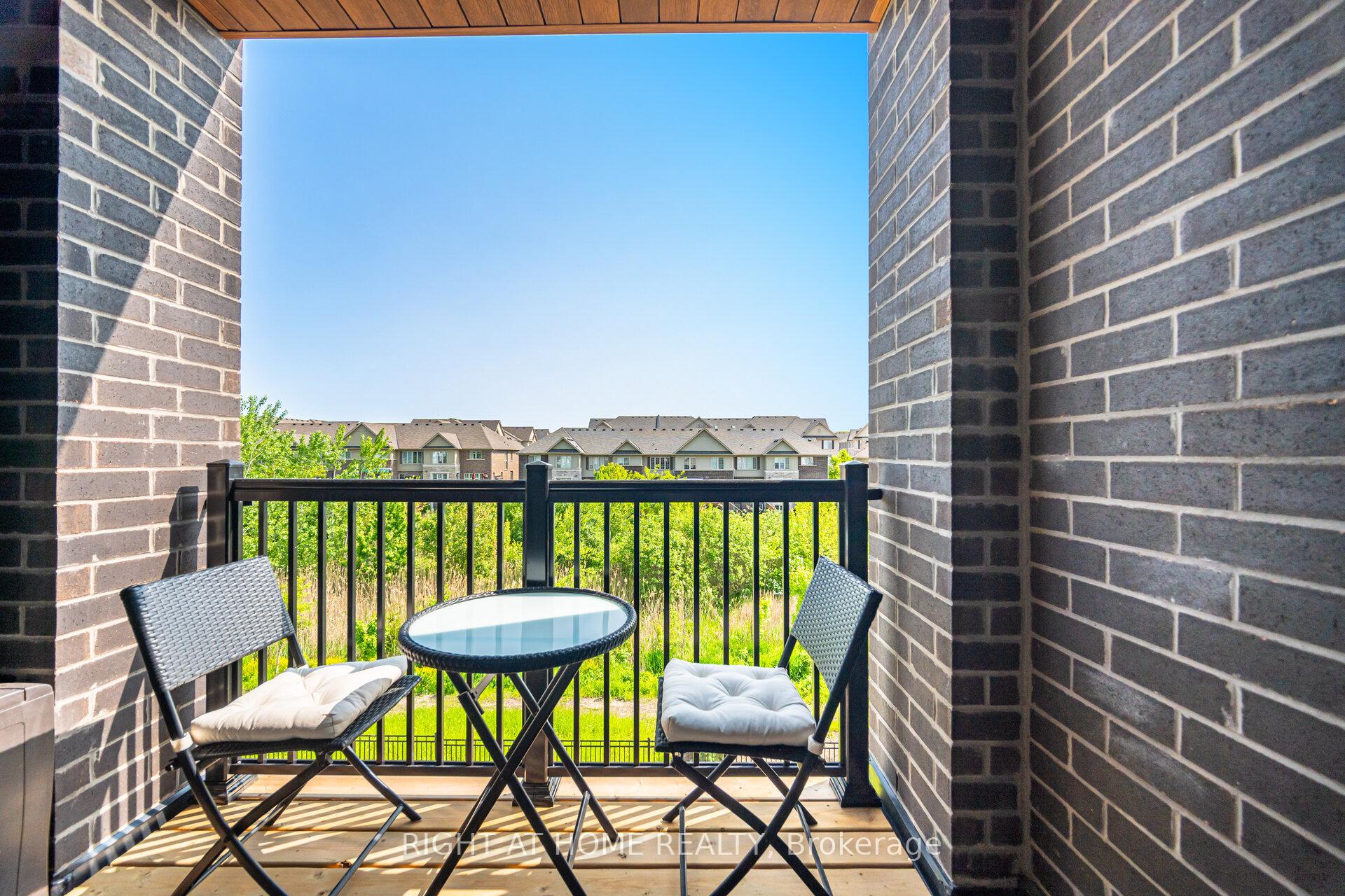 2 Bedrooms Condo at 349 Wheat Boom, Oakville For sale