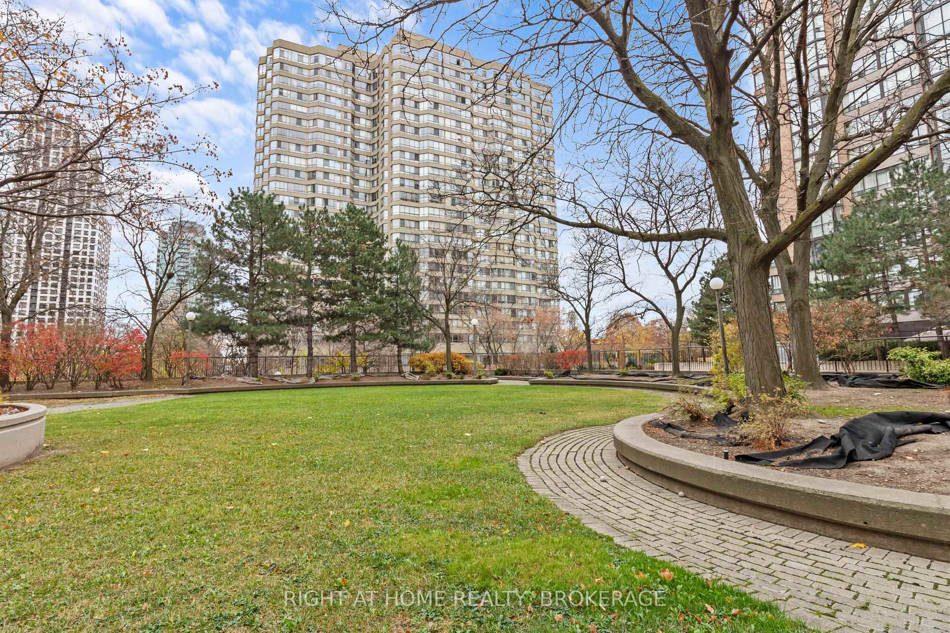 2 Bedrooms Condo at 285 Enfield, Mississauga For sale