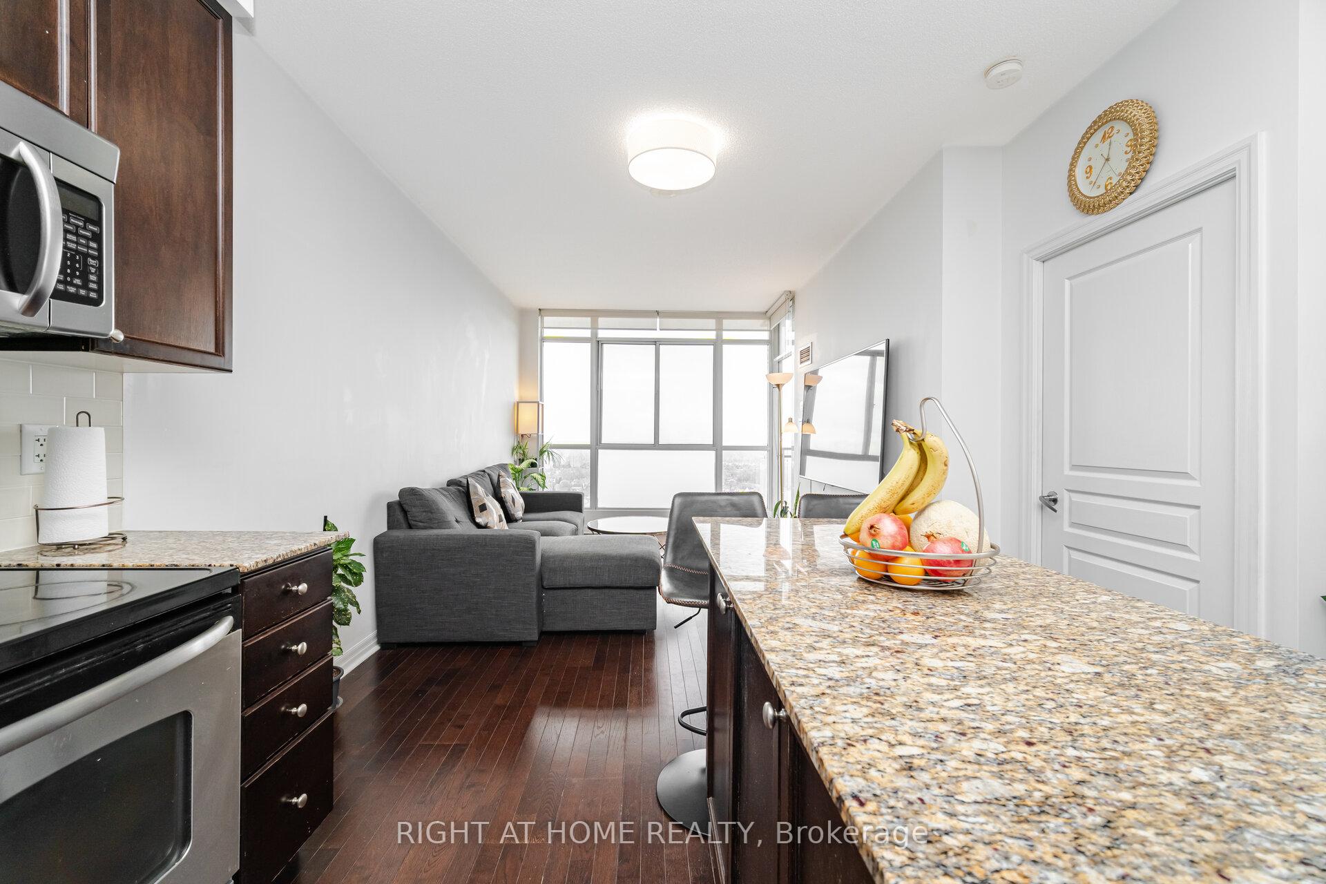 2 Bedrooms Condo at 225 Webb, Mississauga For sale