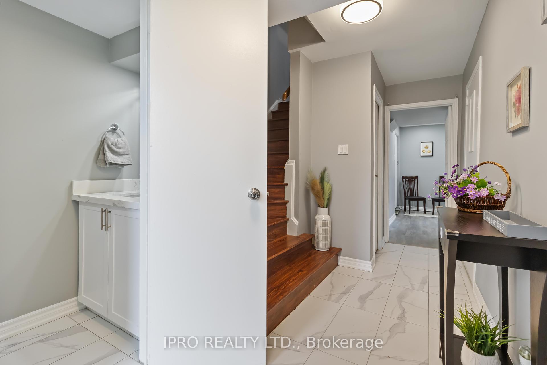3 Bedrooms Condo at 3345 Silverado, Mississauga For sale