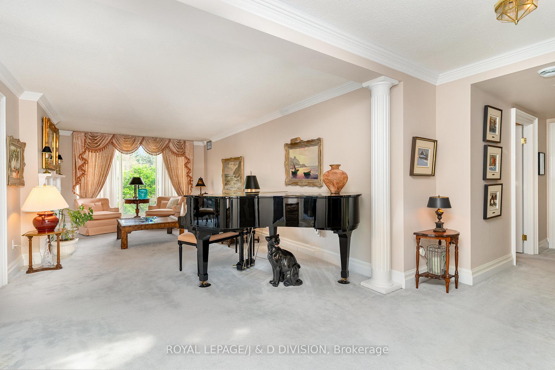 3 Bedrooms Condo at 225 The Donway, Toronto For sale