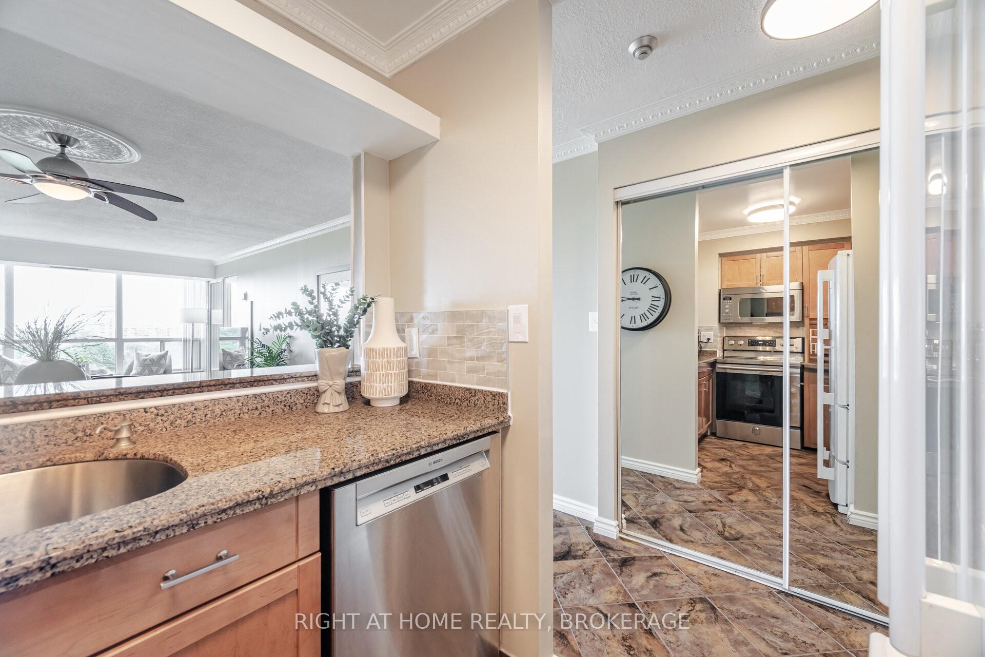 3 Bedrooms Condo at 1276 Maple Crossing, Burlington For sale