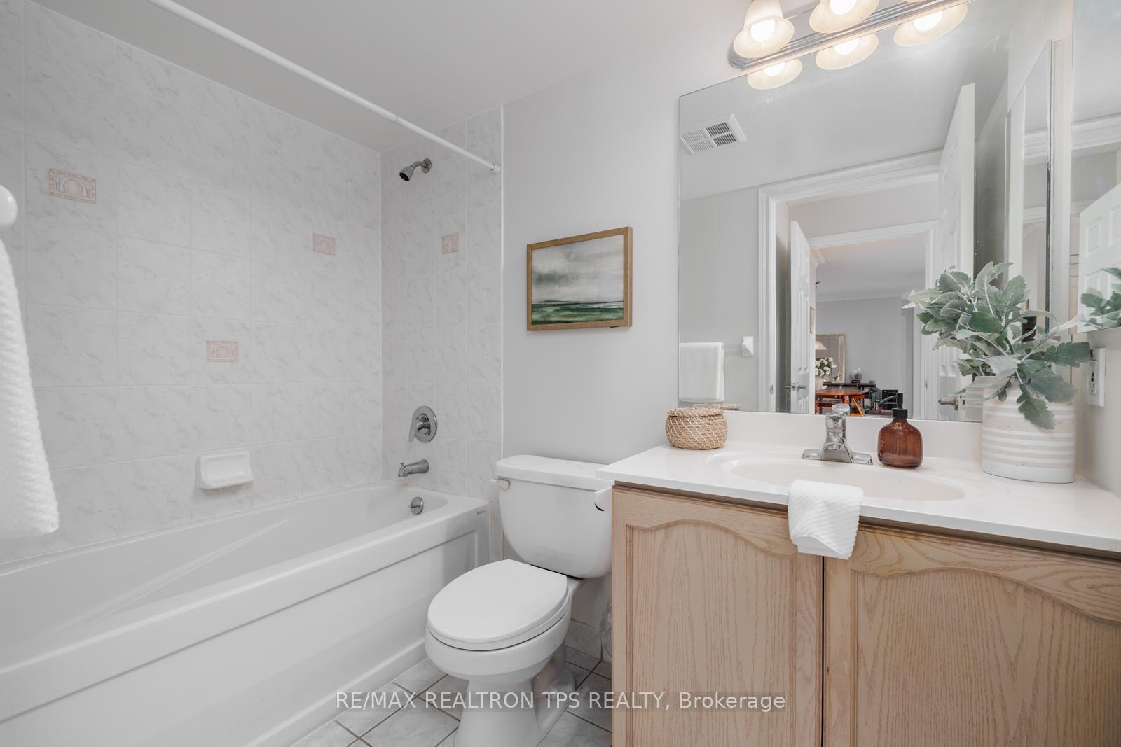 3 Bedrooms Condo at 61 Town Centre, Toronto For sale