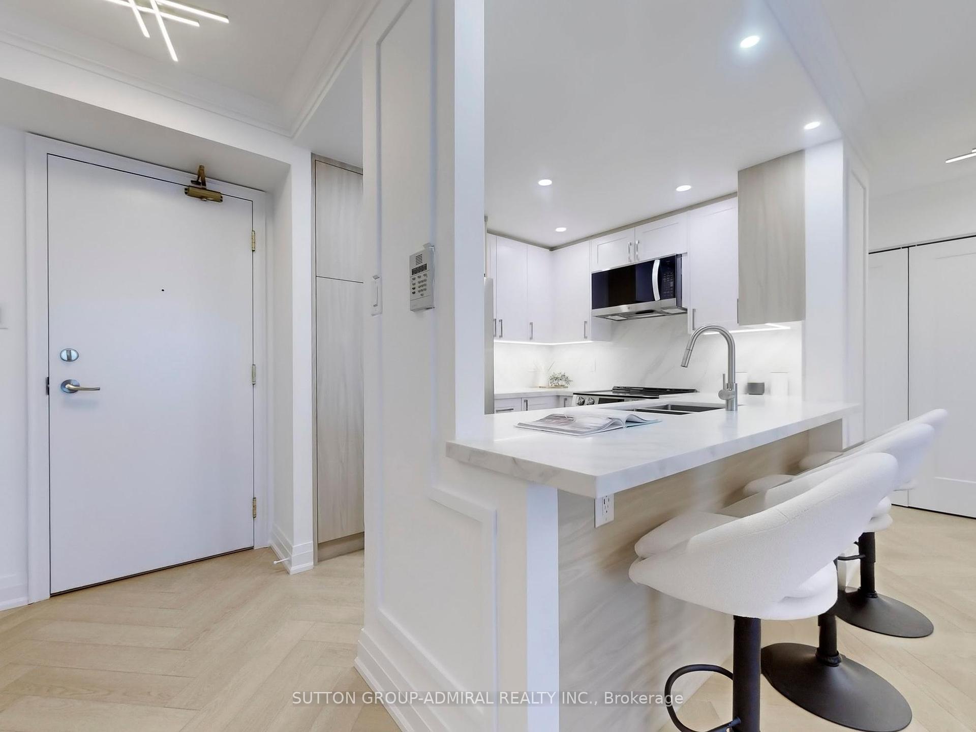 2 Bedrooms Condo at 11 Townsgate,  Vaughan For sale