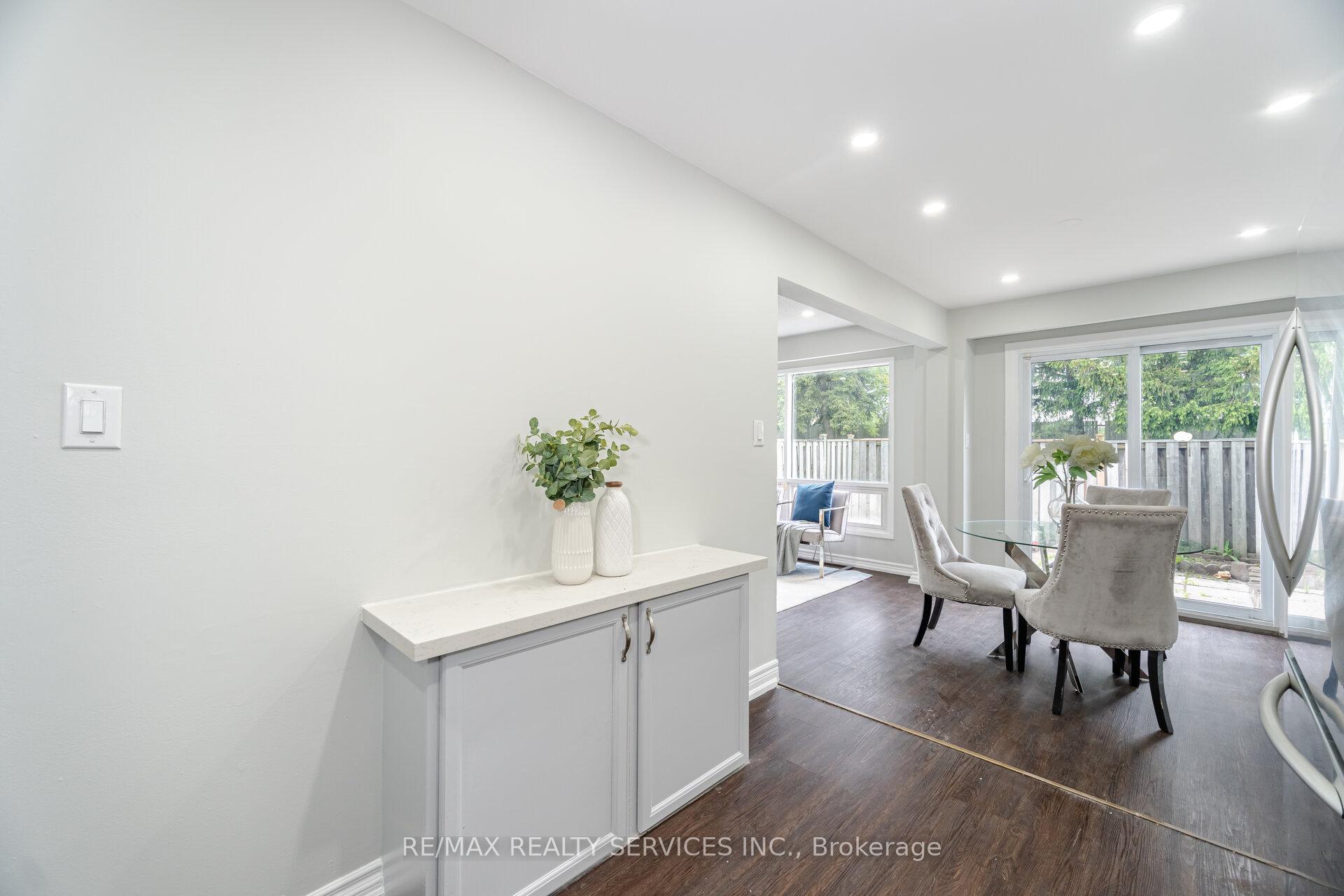 5 Bedrooms Condo at 3525 Brandon Gate, Mississauga For sale