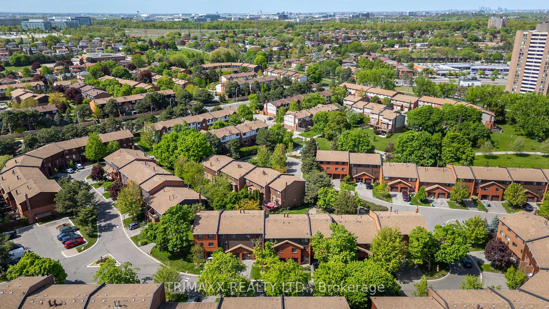 4 Bedrooms Condo at 4165 Fieldgate, Mississauga For sale
