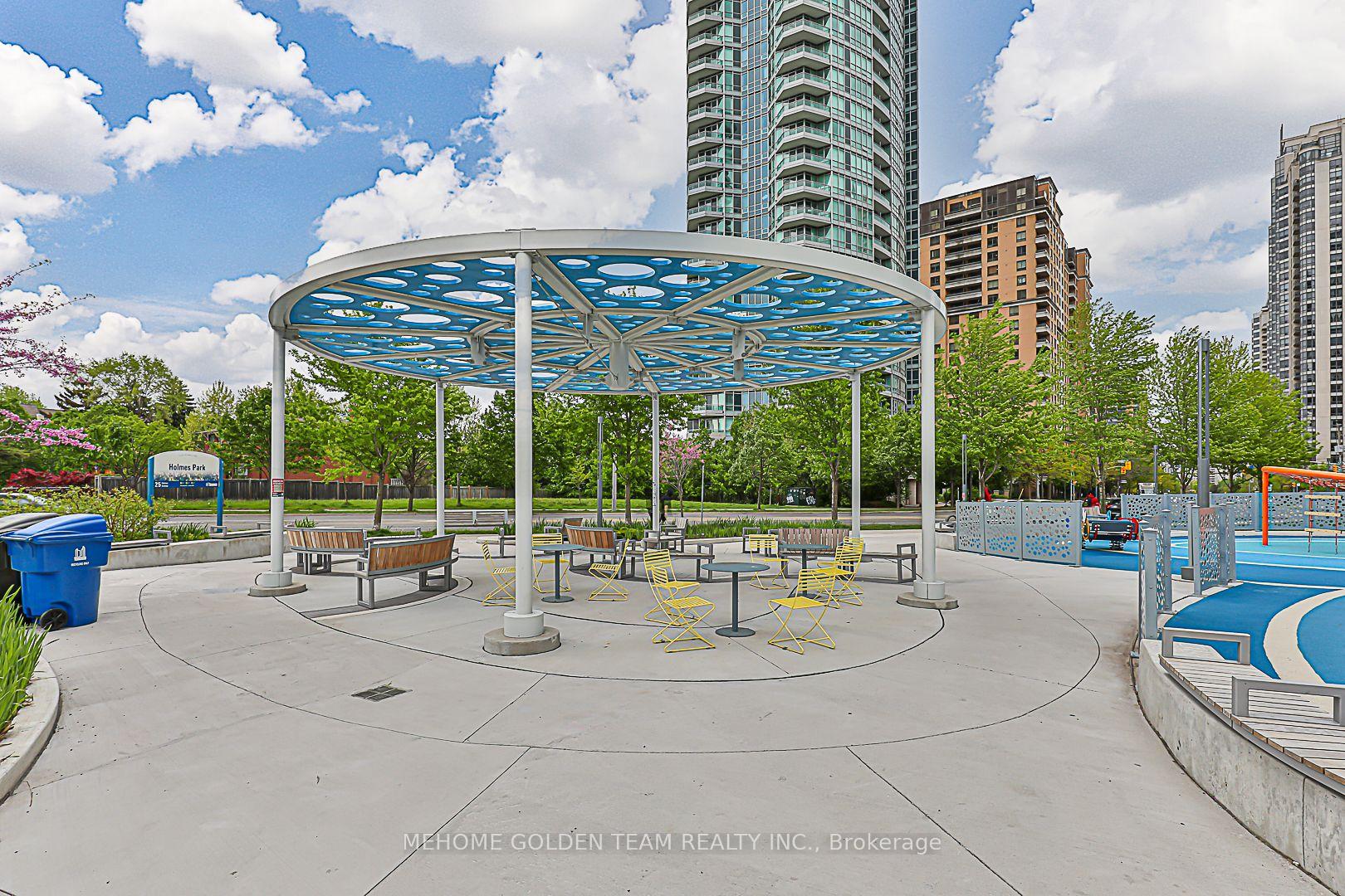 3 Bedrooms Condo at 15 Holmes, Toronto For sale