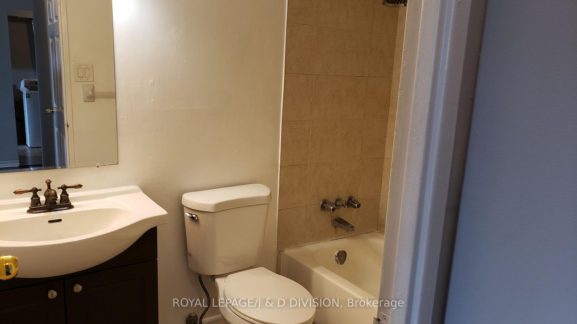 2 Bedrooms Condo at 10 Tobermory, Toronto For sale