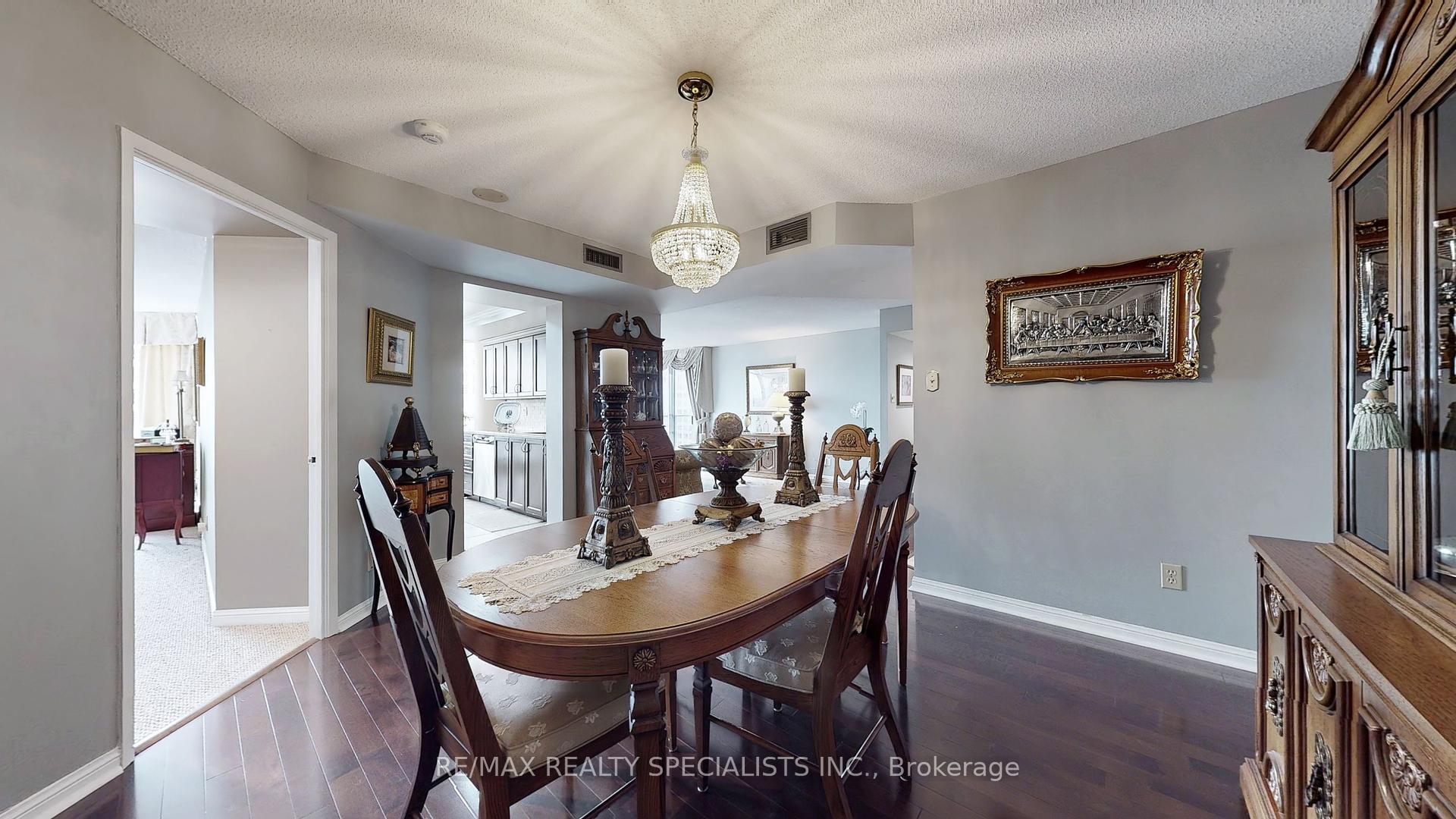 2 Bedrooms Condo at 45 Kingsbridge Garden, Mississauga For sale