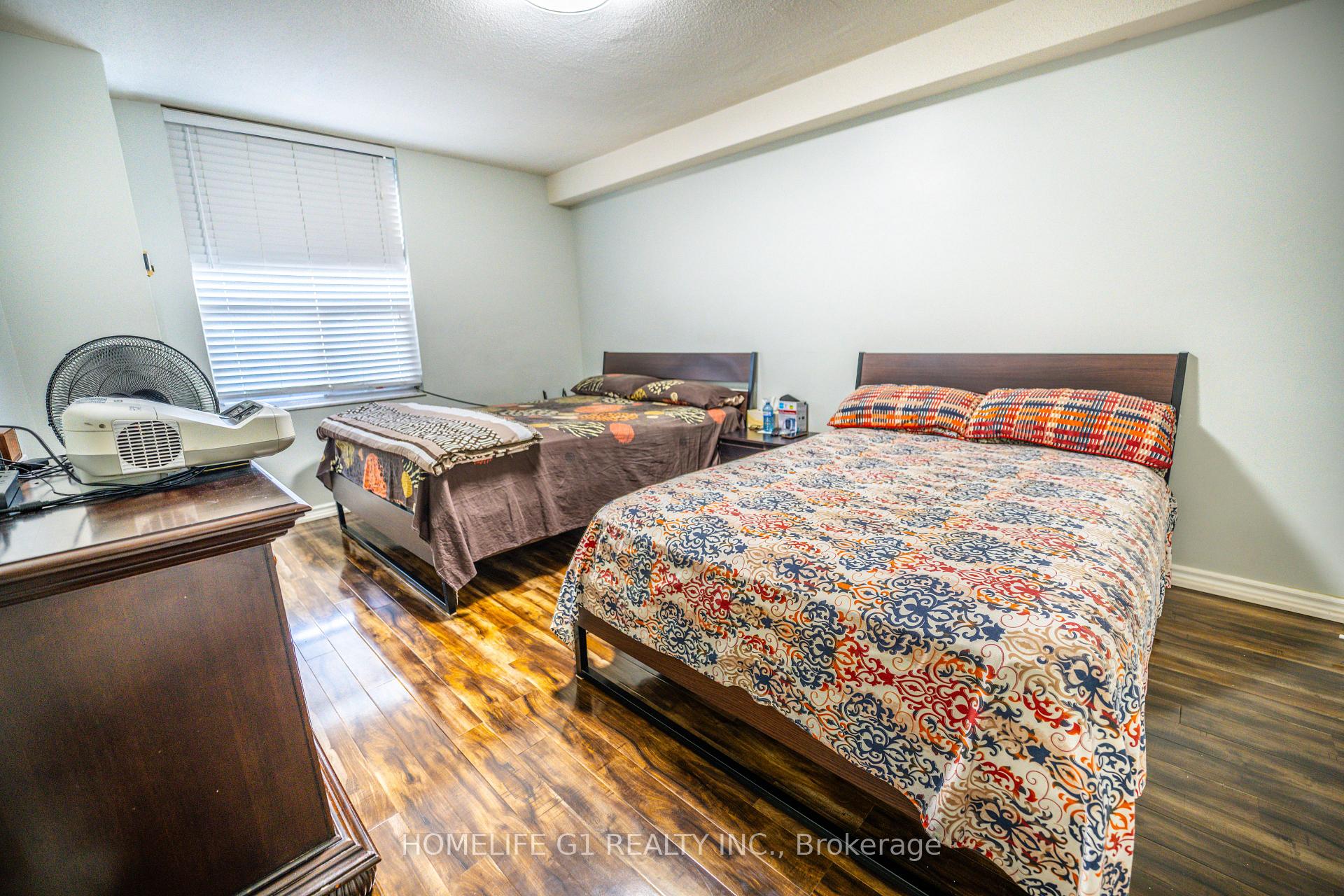 3 Bedrooms Condo at 5 Shady, Toronto For sale