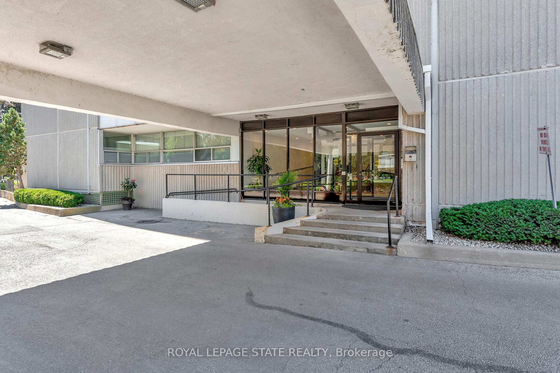 3 Bedrooms Condo at 2263 Marine, Oakville For sale
