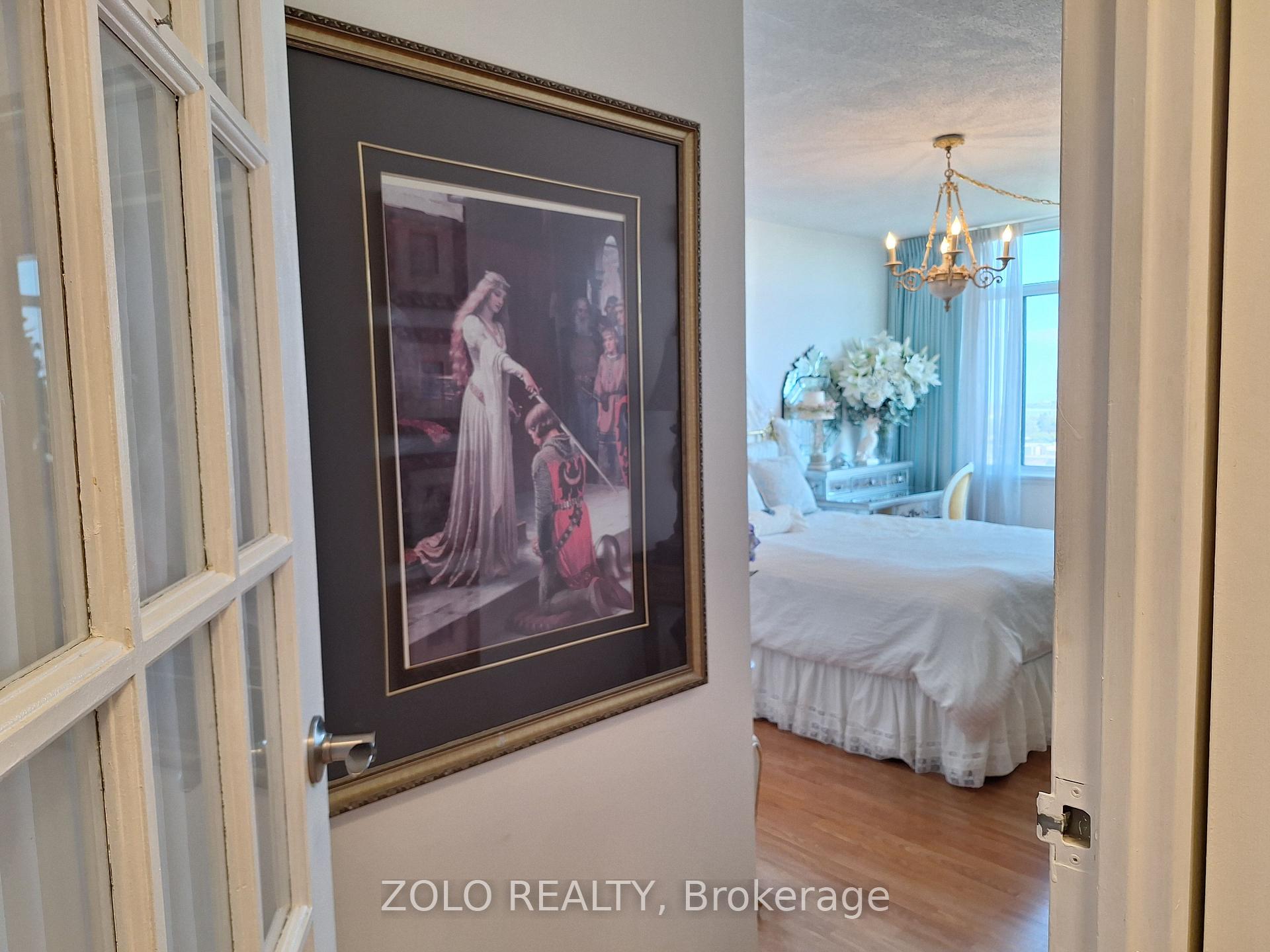 3 Bedrooms Condo at 300 Webb, Mississauga For sale