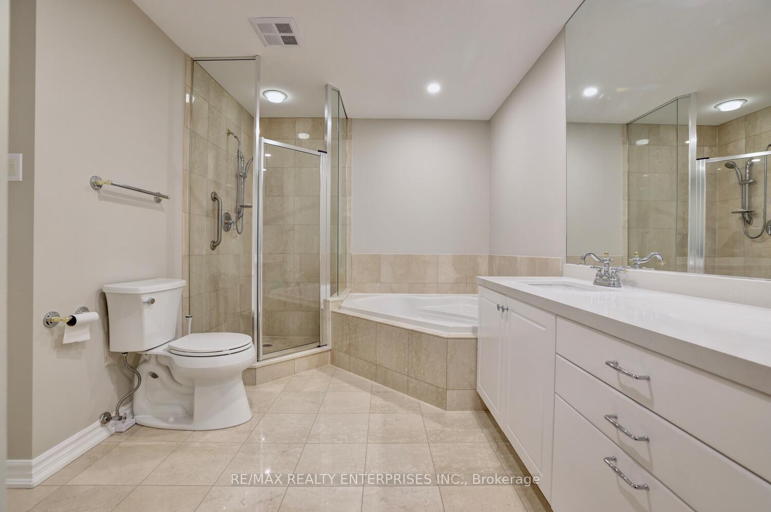 3 Bedrooms Condo at 1900 The Collegeway, Mississauga For sale