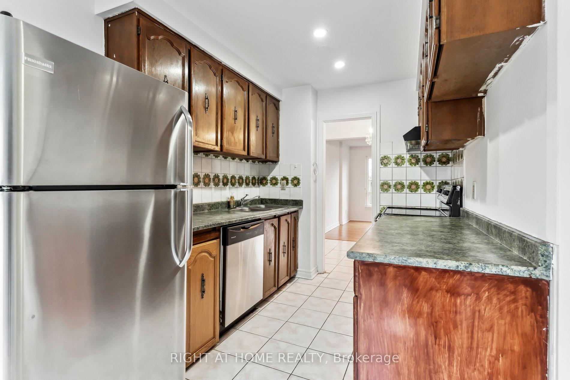 6 Bedrooms Condo at 44 Chester Le, Toronto For sale