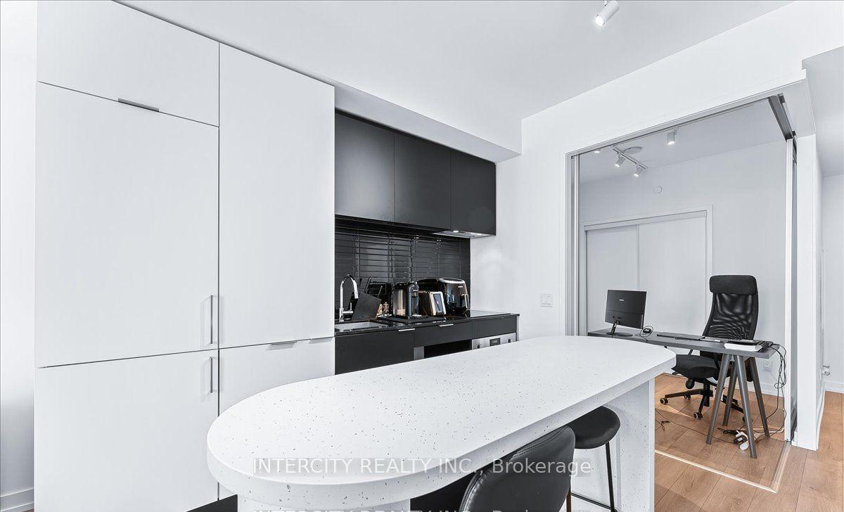 3 Bedrooms Condo at 33 Helendale, Toronto For sale