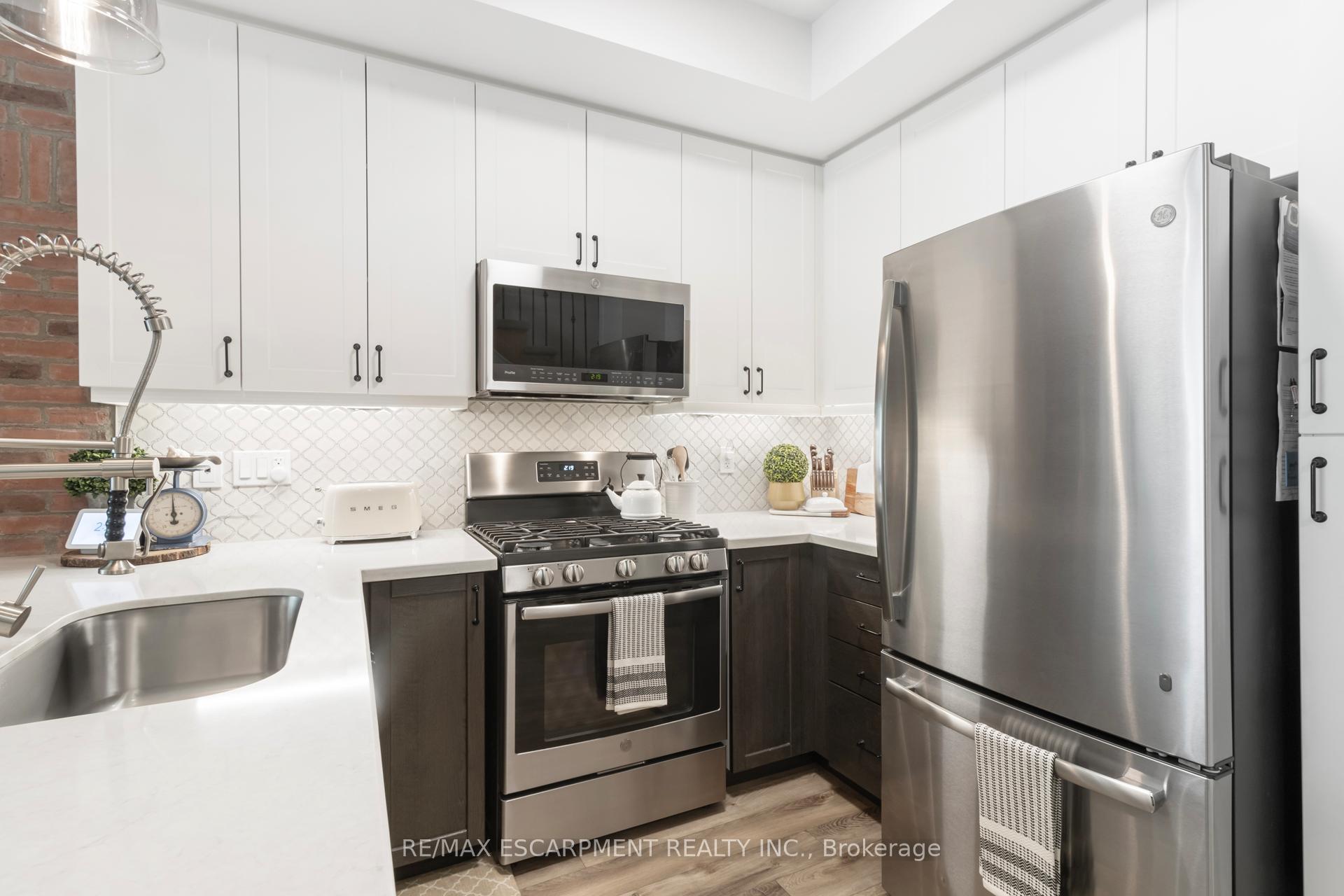 3 Bedrooms Condo at 2232 Bromsgrove, Mississauga For sale
