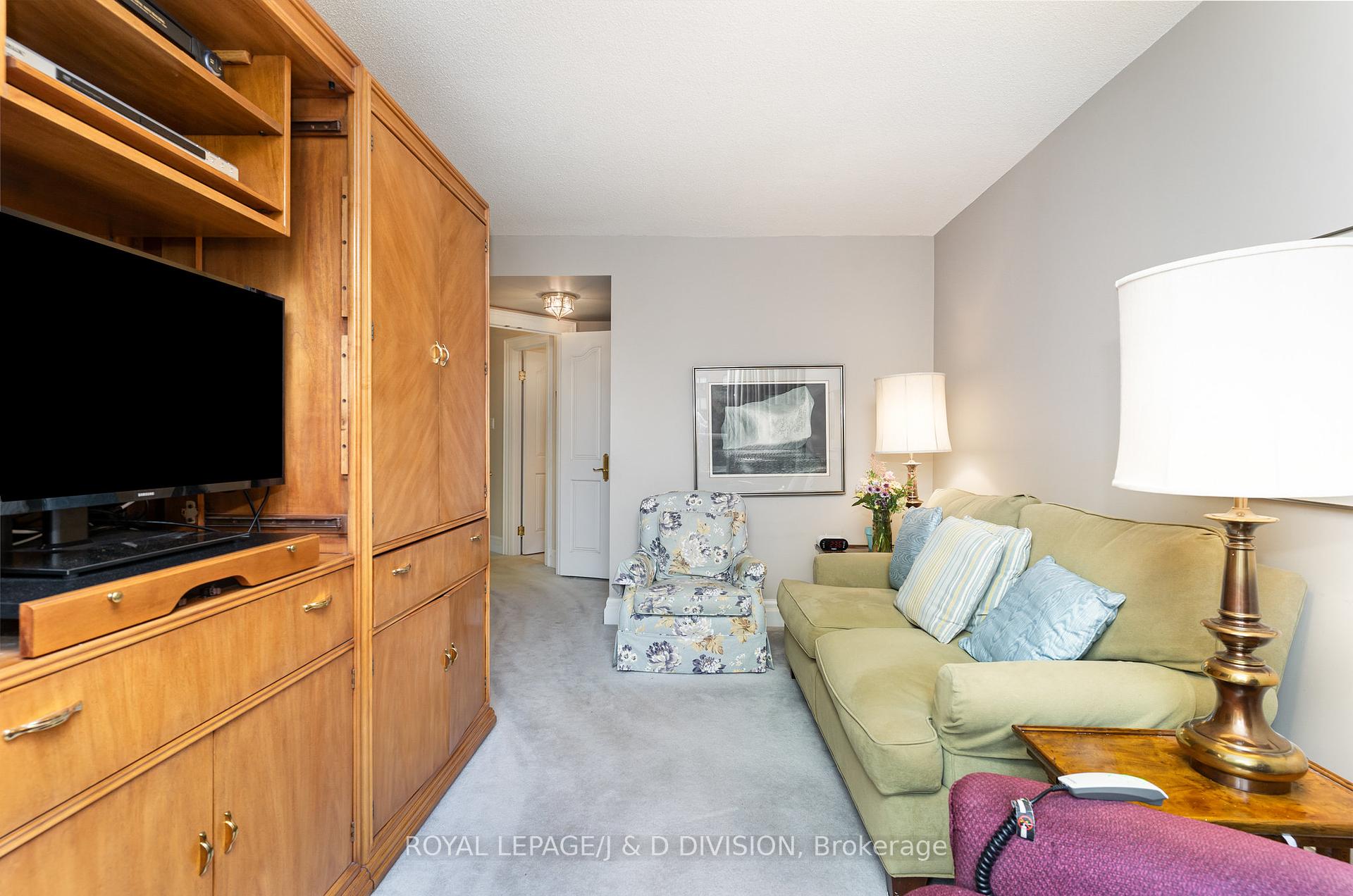 3 Bedrooms Condo at 225 The Donway, Toronto For sale