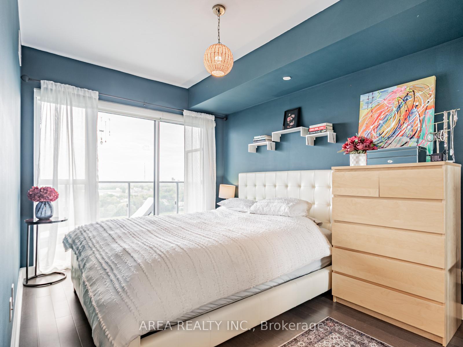 2 Bedrooms Condo at 58 Orchard View, Toronto For sale